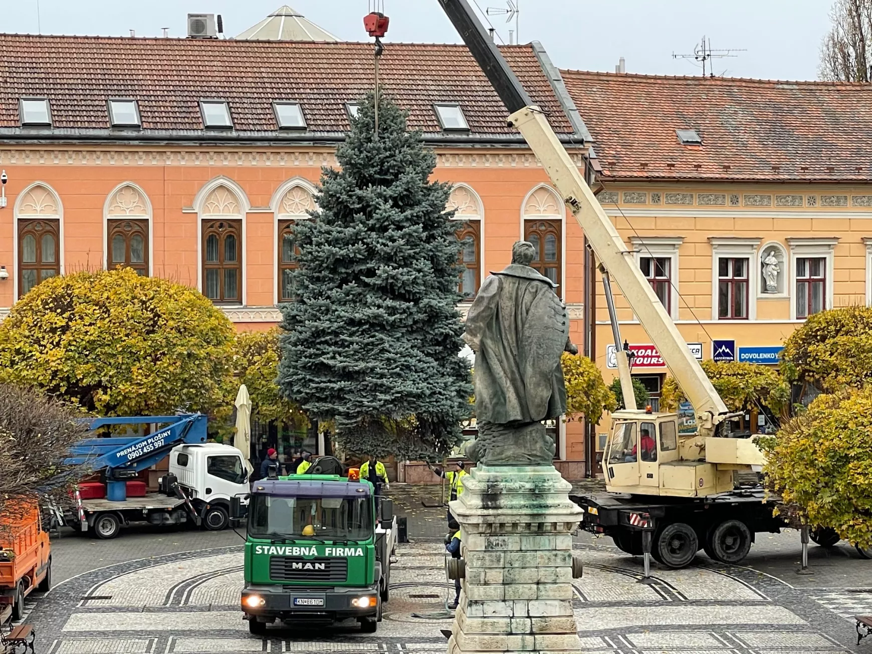 Tizenkét méteres ezüstfenyő Komárom idei karácsonyfája - KÉPEKKEL