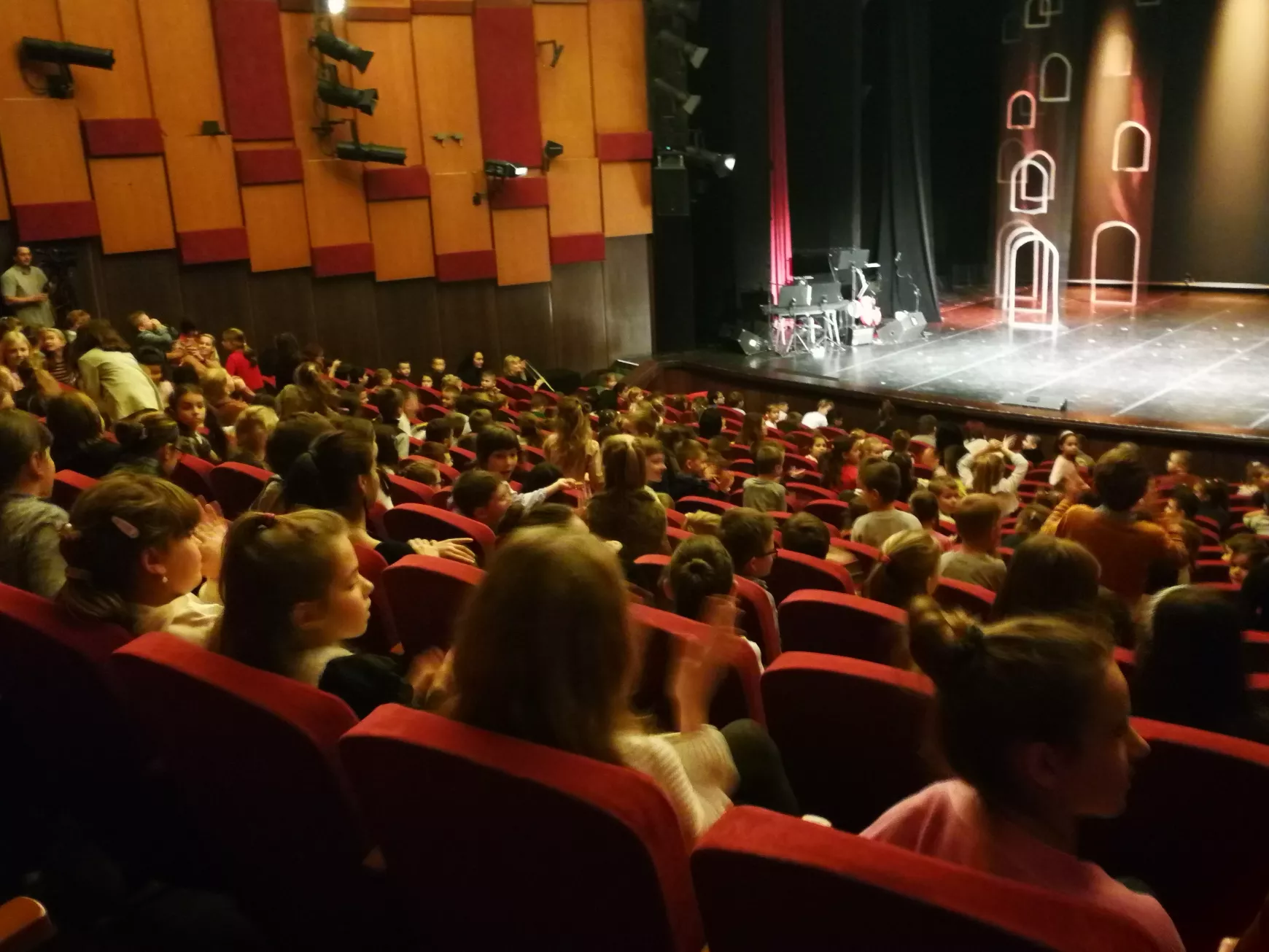 Tanulságosan szórakoztat Hapcikirály a Komáromi Jókai Színházban - KÉPEKKEL 