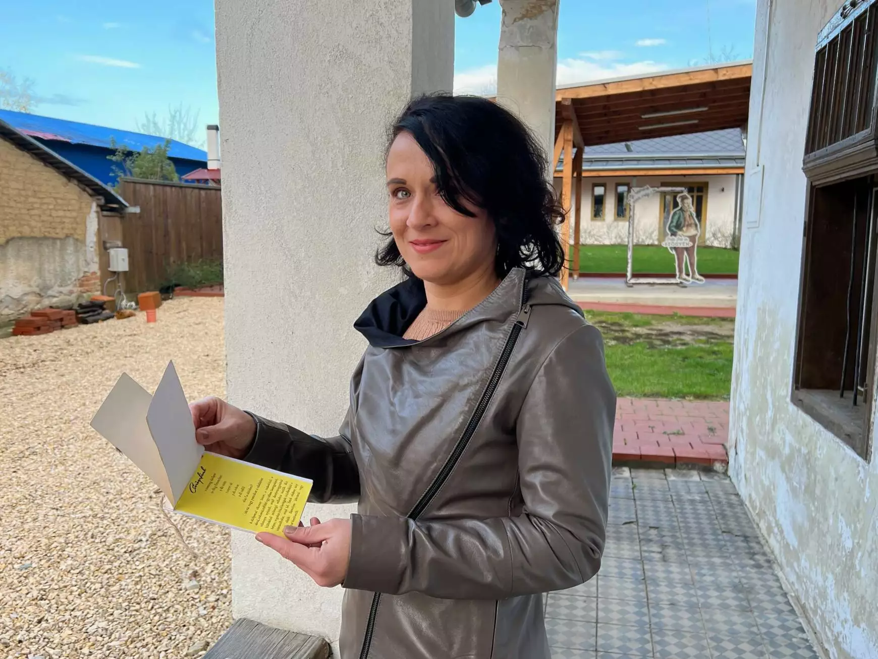 Smidt Veronika könyvtáros a receptes füzettel 