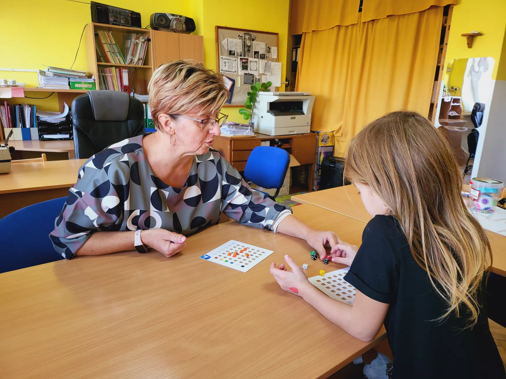 Minden gyerek szeret játszani Mónika néninél