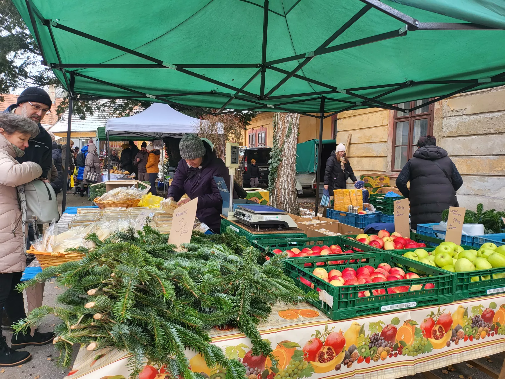 Tallósi őstermelői piac az Esterházy kastély udvarán