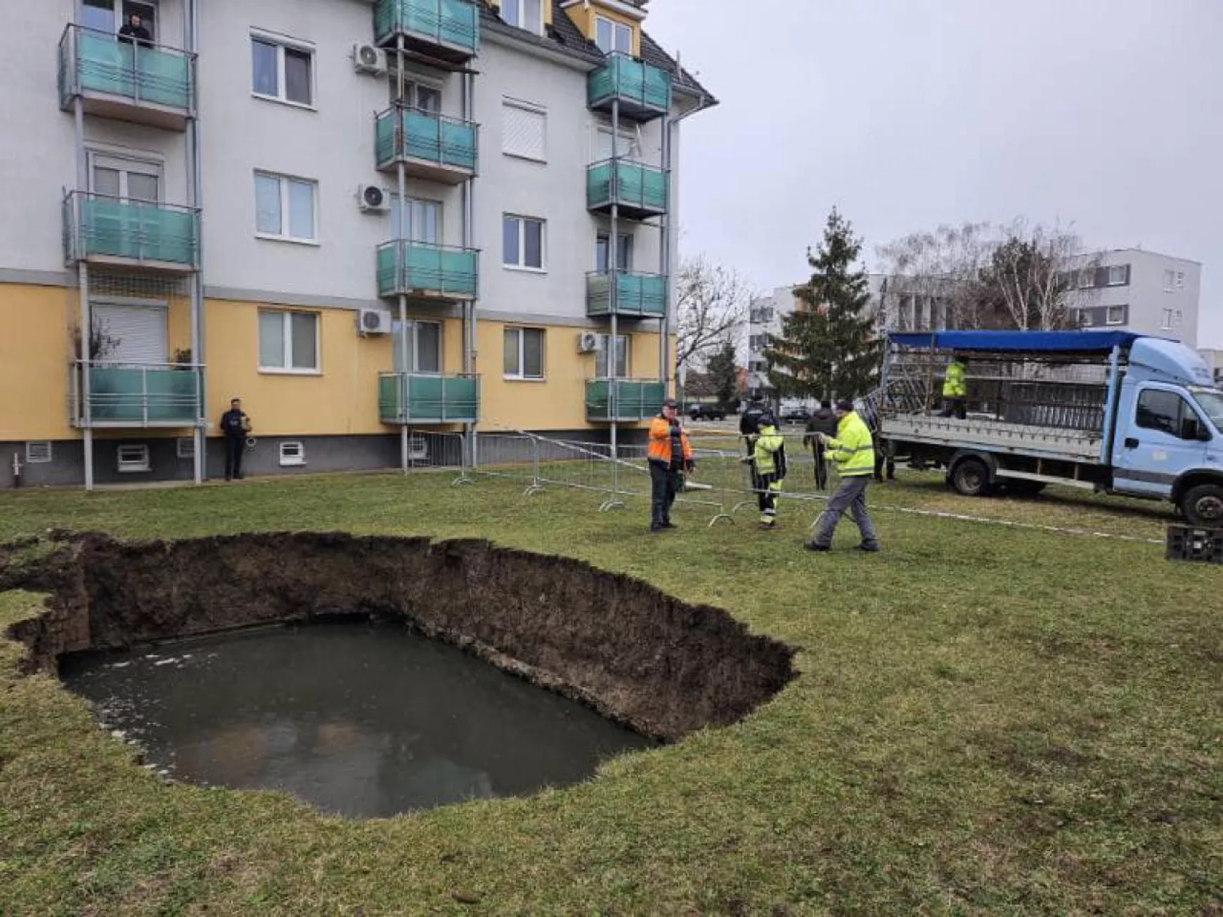 beszakadt gödör