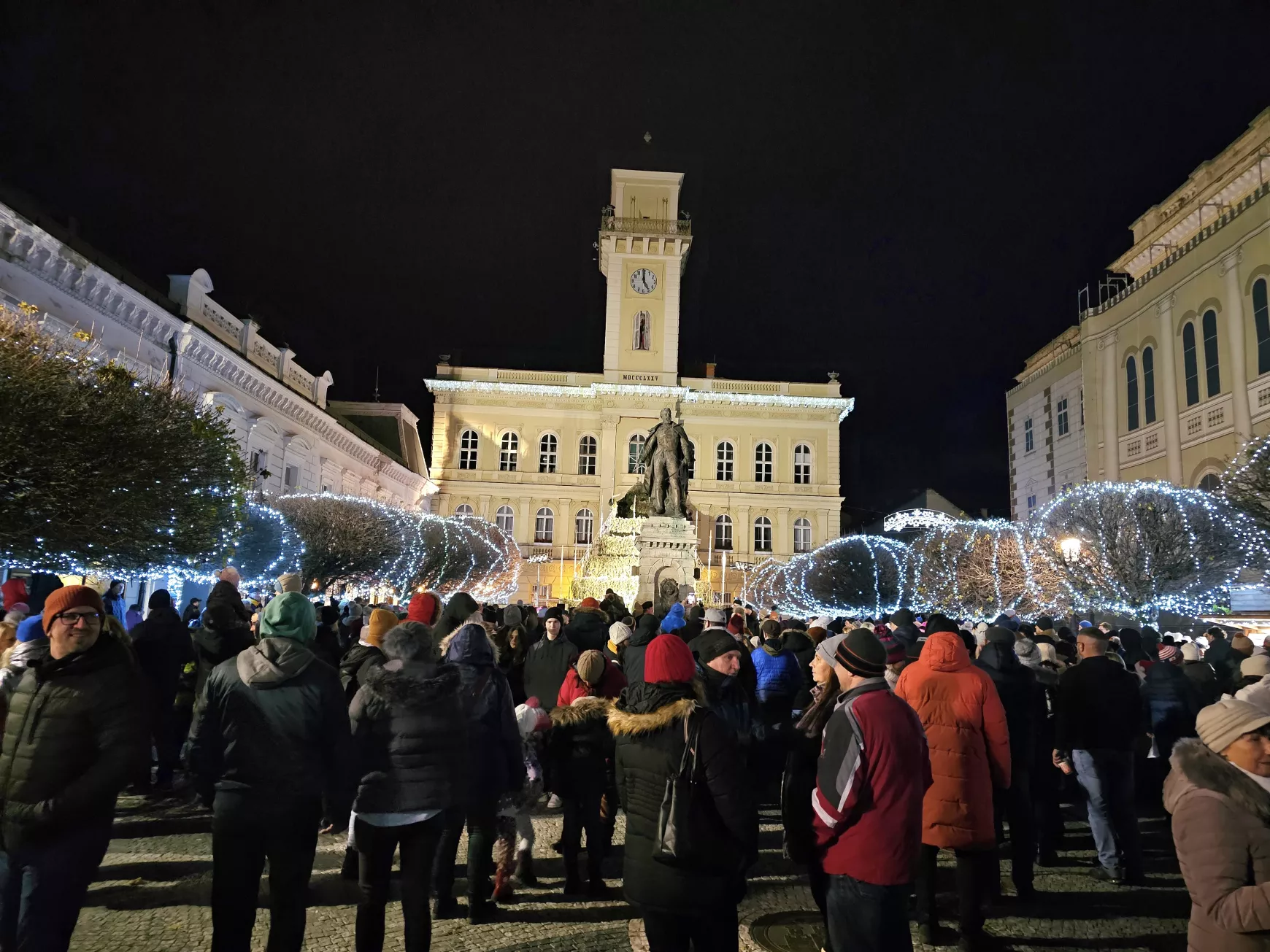 Beltéri vásár és Klapka téri adventi gyertyagyújtás Komáromban – KÉPEKKEL