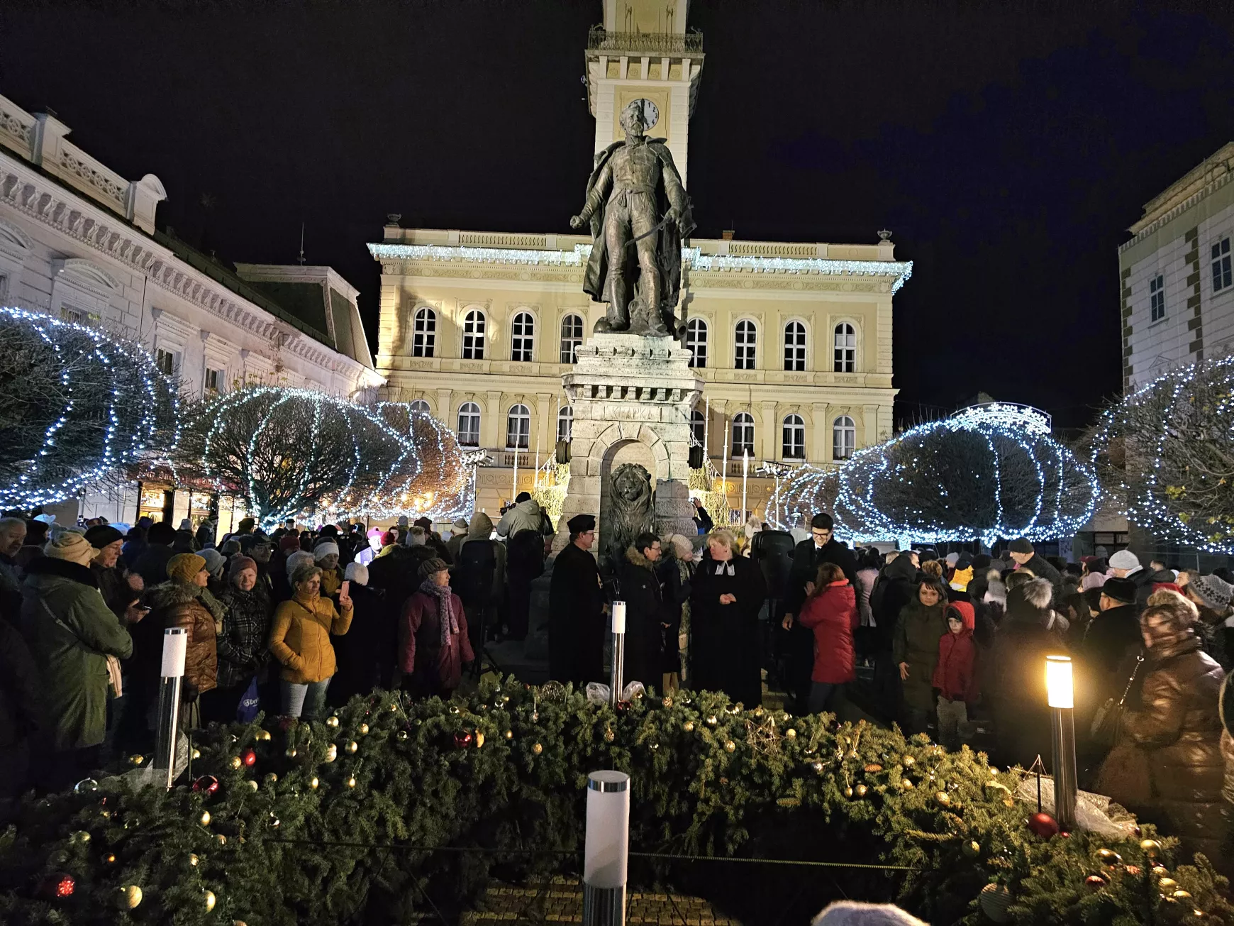 Beltéri vásár és Klapka téri adventi gyertyagyújtás Komáromban – KÉPEKKEL