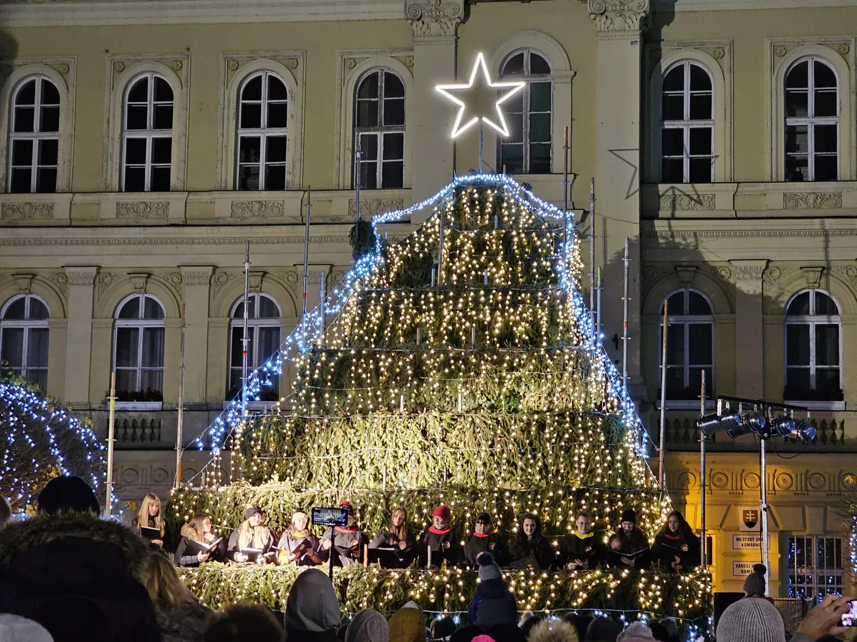 Beltéri vásár és Klapka téri adventi gyertyagyújtás Komáromban – KÉPEKKEL