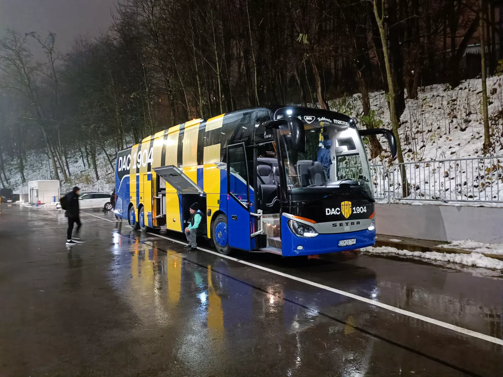 A DAC gyönyörű autóbusza a szitáló esőben