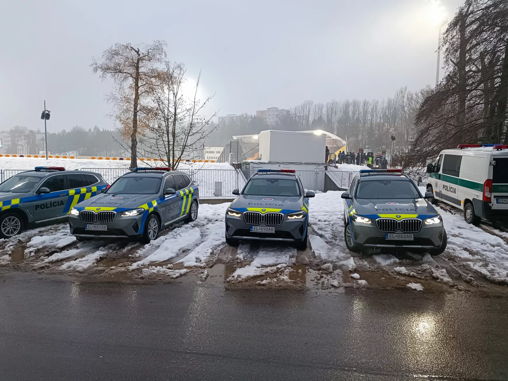 A helyi rendőrök bemutatták új BMW autóikat is