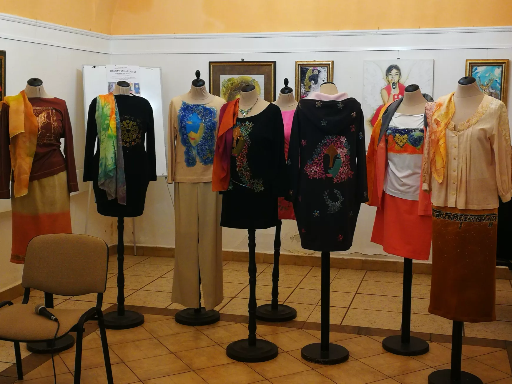 Szilárd Danuta színpompás festményei és egyedi ruhái a komáromi Csemadok Galériában - KÉPEKKEL 