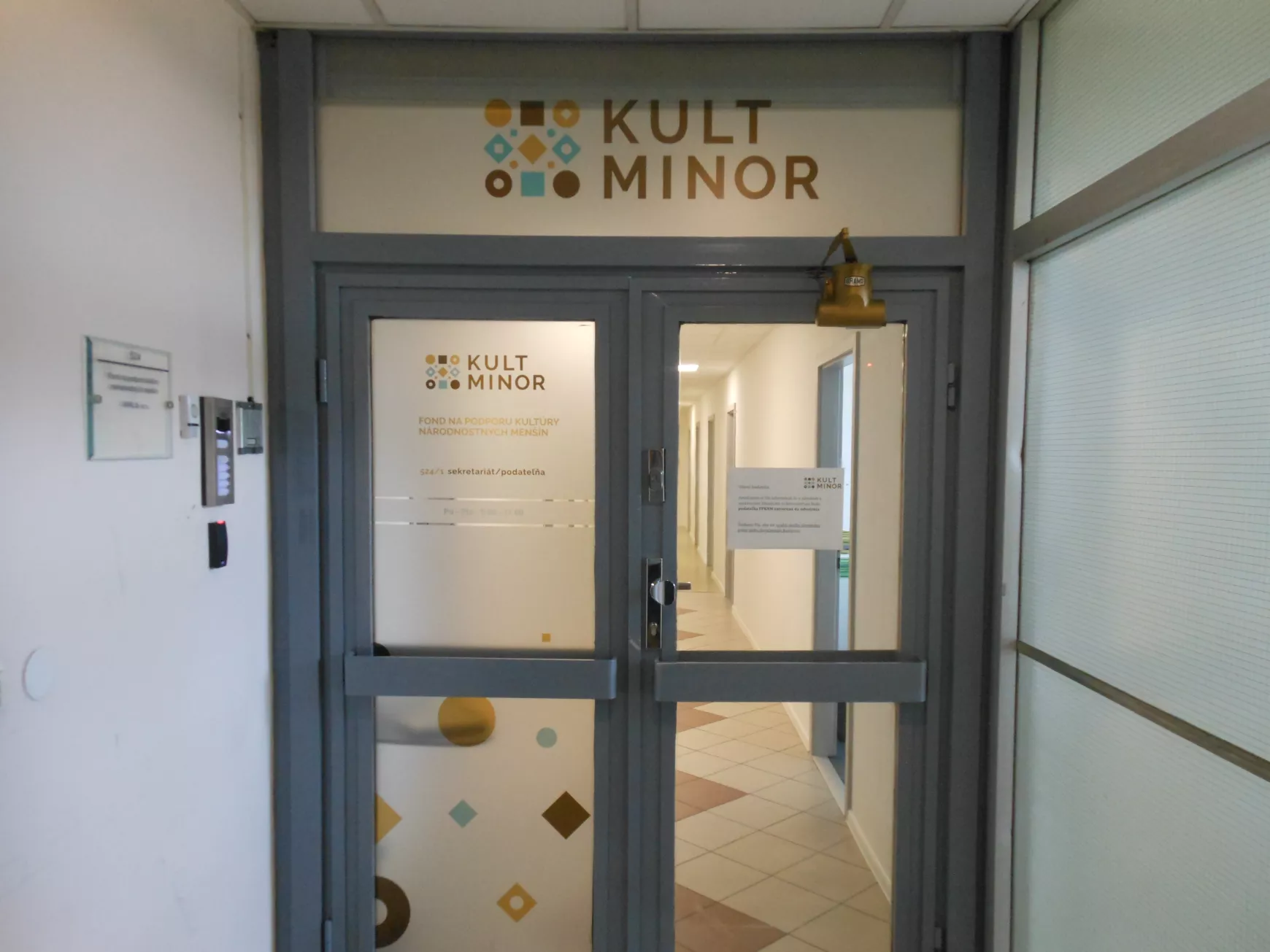 Kultminor - bejárat - ajtó
