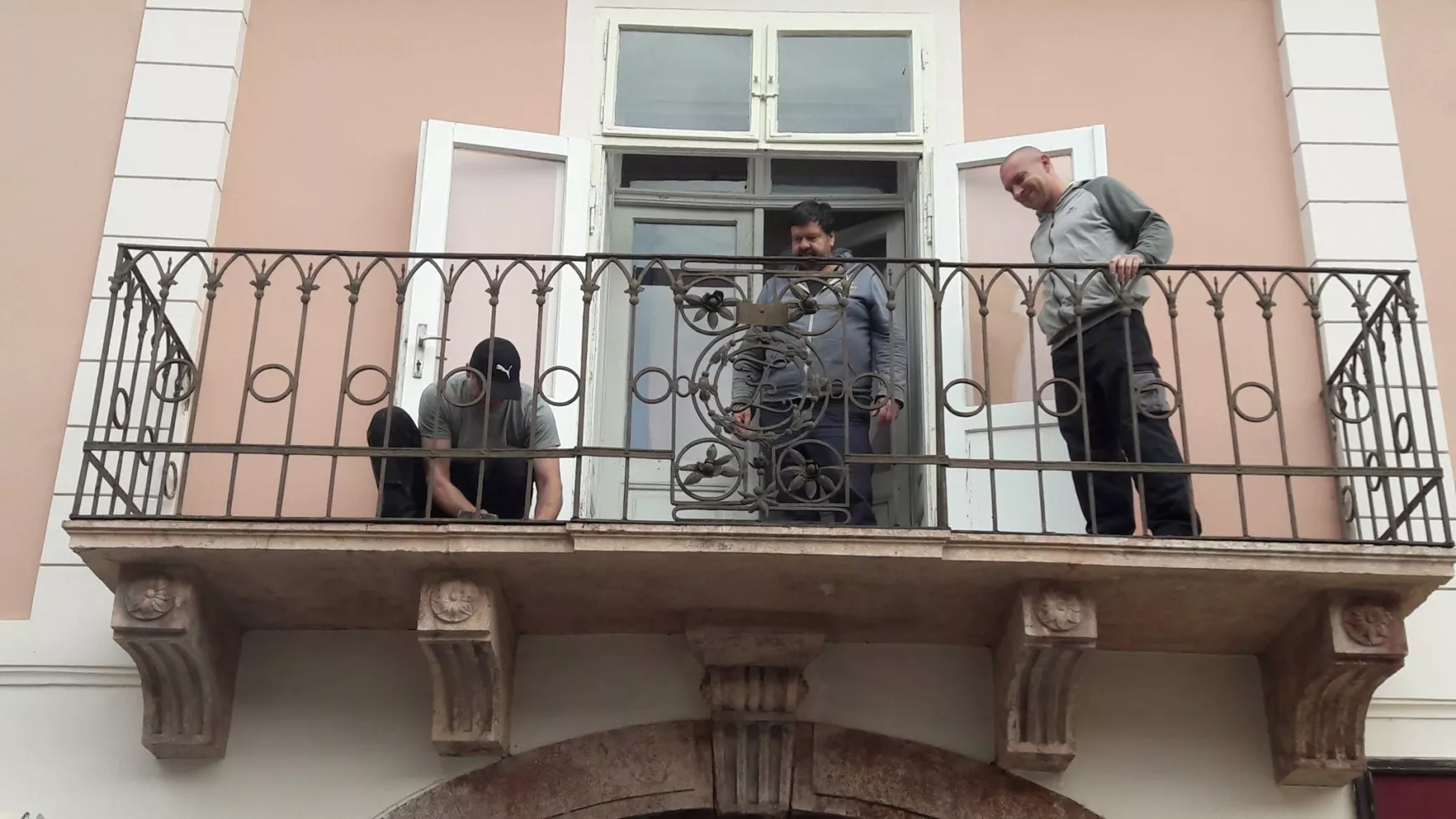 Újjávarázsolták a komáromi Zichy-palota erkélyének kovácsoltvas korlátját - KÉPEKKEL