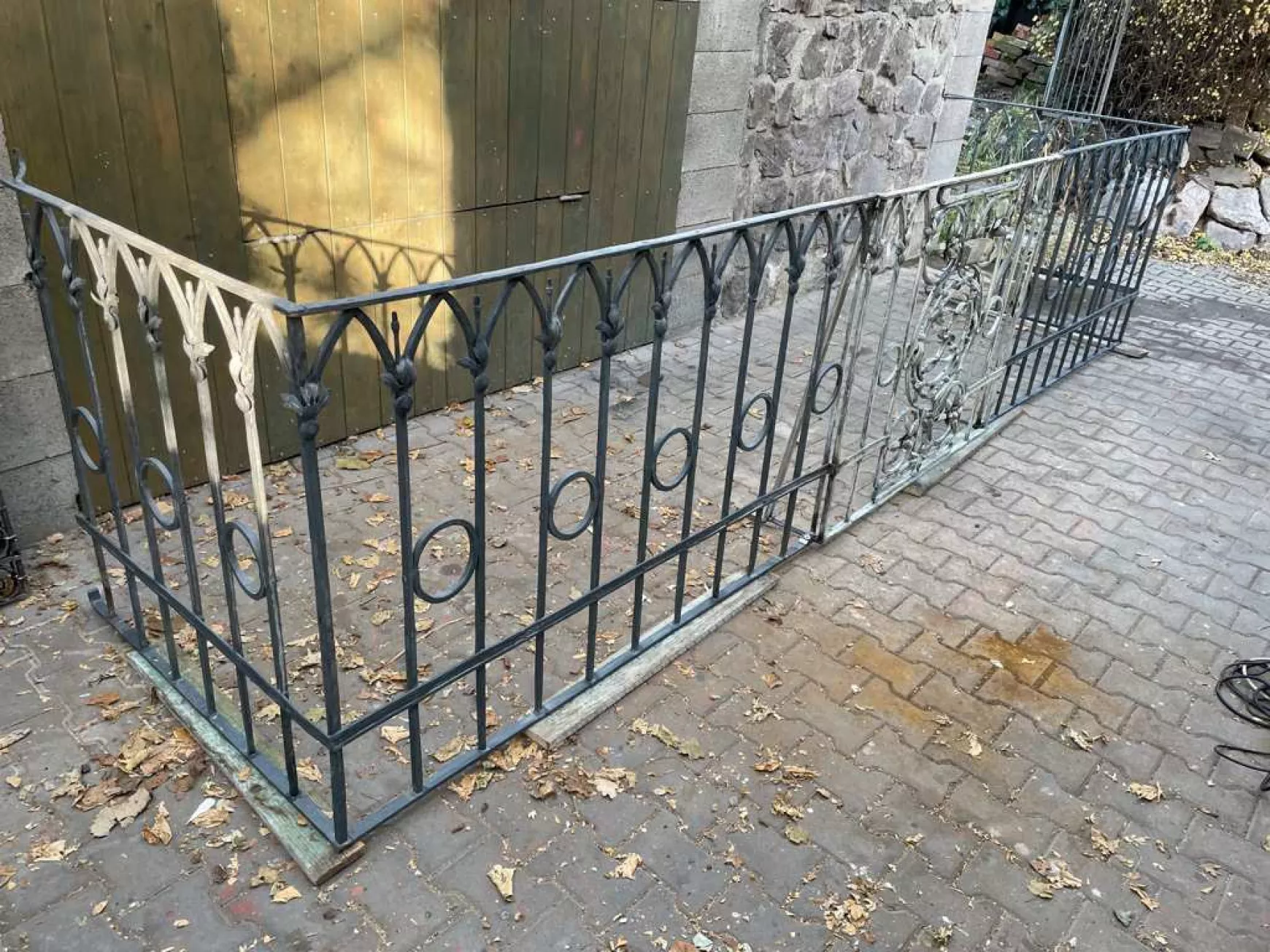 Újjávarázsolták a komáromi Zichy-palota erkélyének kovácsoltvas korlátját - KÉPEKKEL