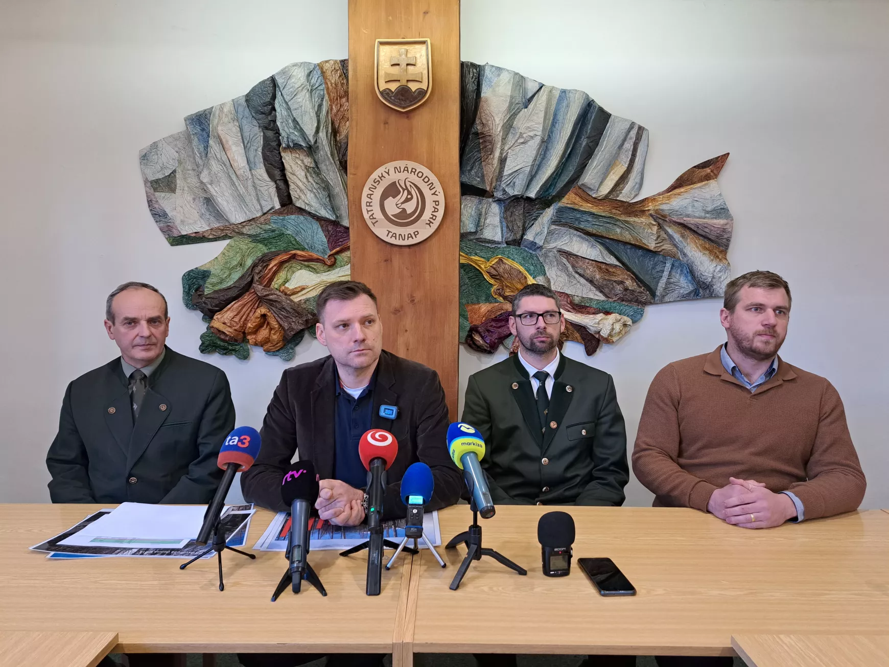 Filip Kuffa környezetvédelmi államtitkár, Peter Olexa, leköszönt TANAP-igazgató és vadorzó, Tomáš Taraba környezetvédelmi miniszter és Ján Slivinský, a TANAP igazgatóságának munkatársa