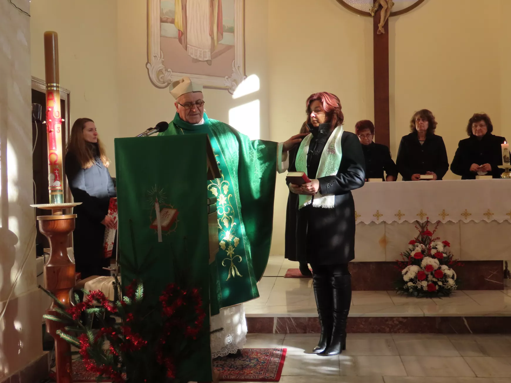 Pati Károly atya "beöltözteti" a kórus tagjait