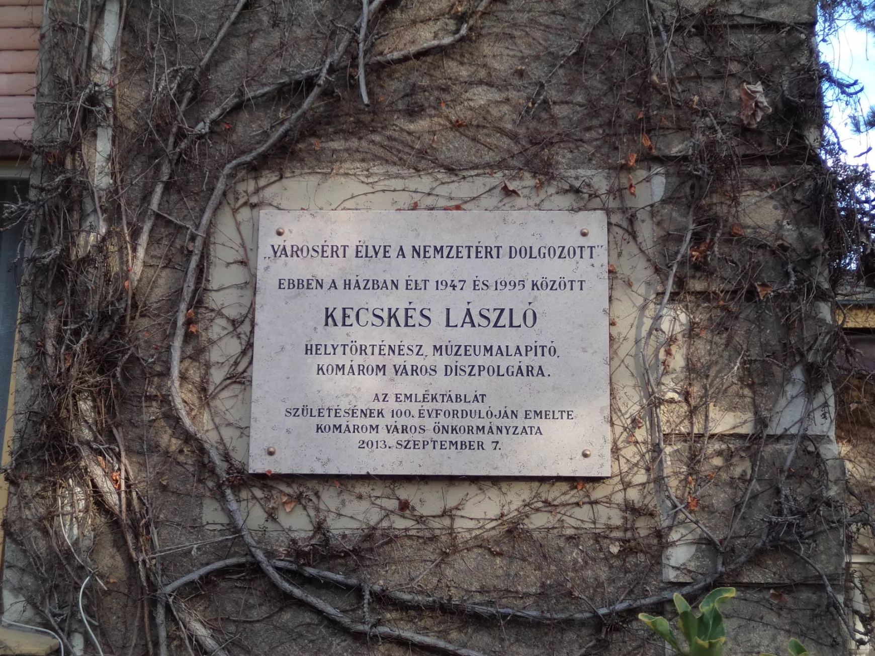 kecskes-laszlo-emlektablaja-egykori-lakohazanak-oldalan