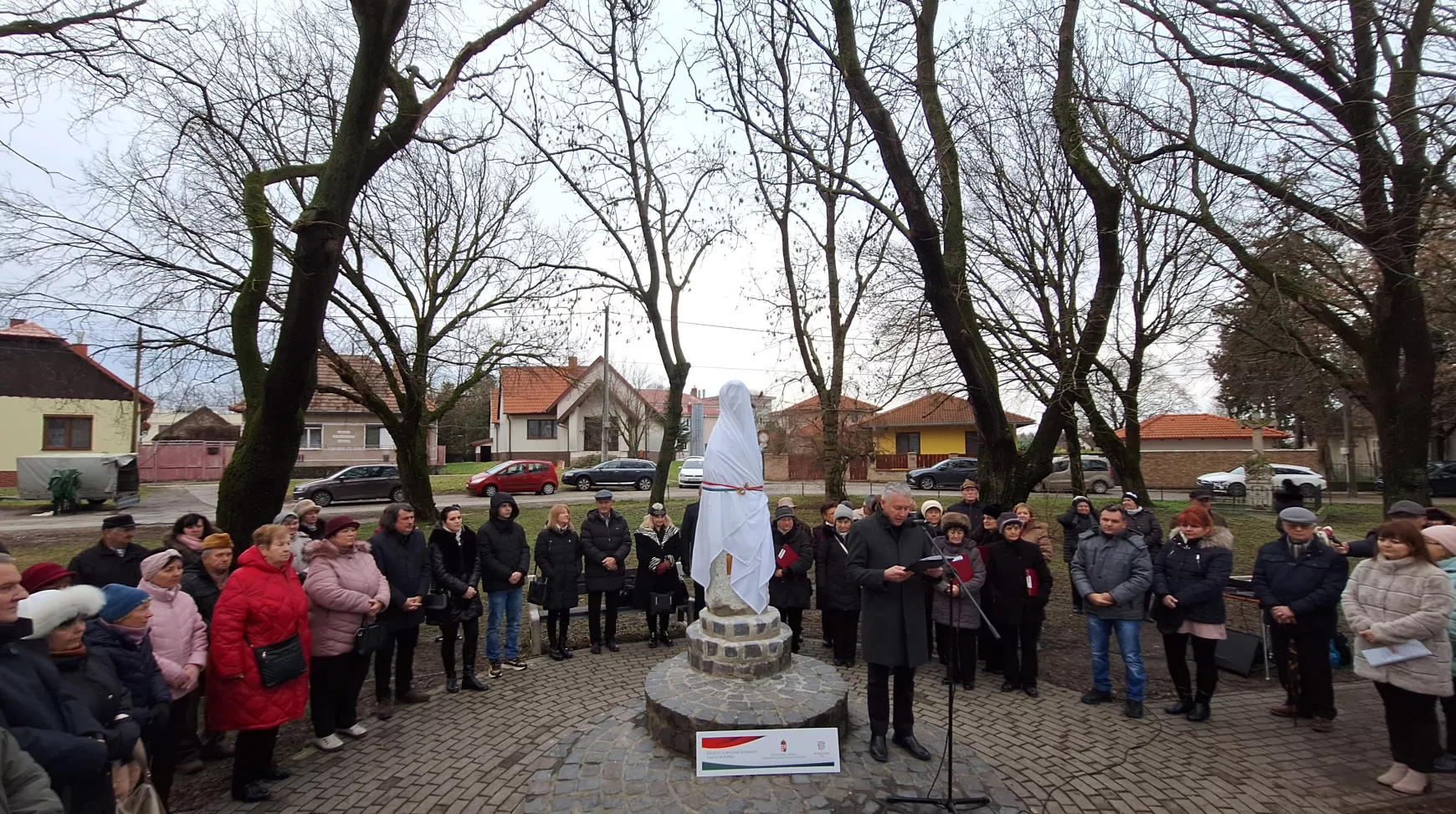 nagymegyeren-felavattak-petofi-mellszobrat