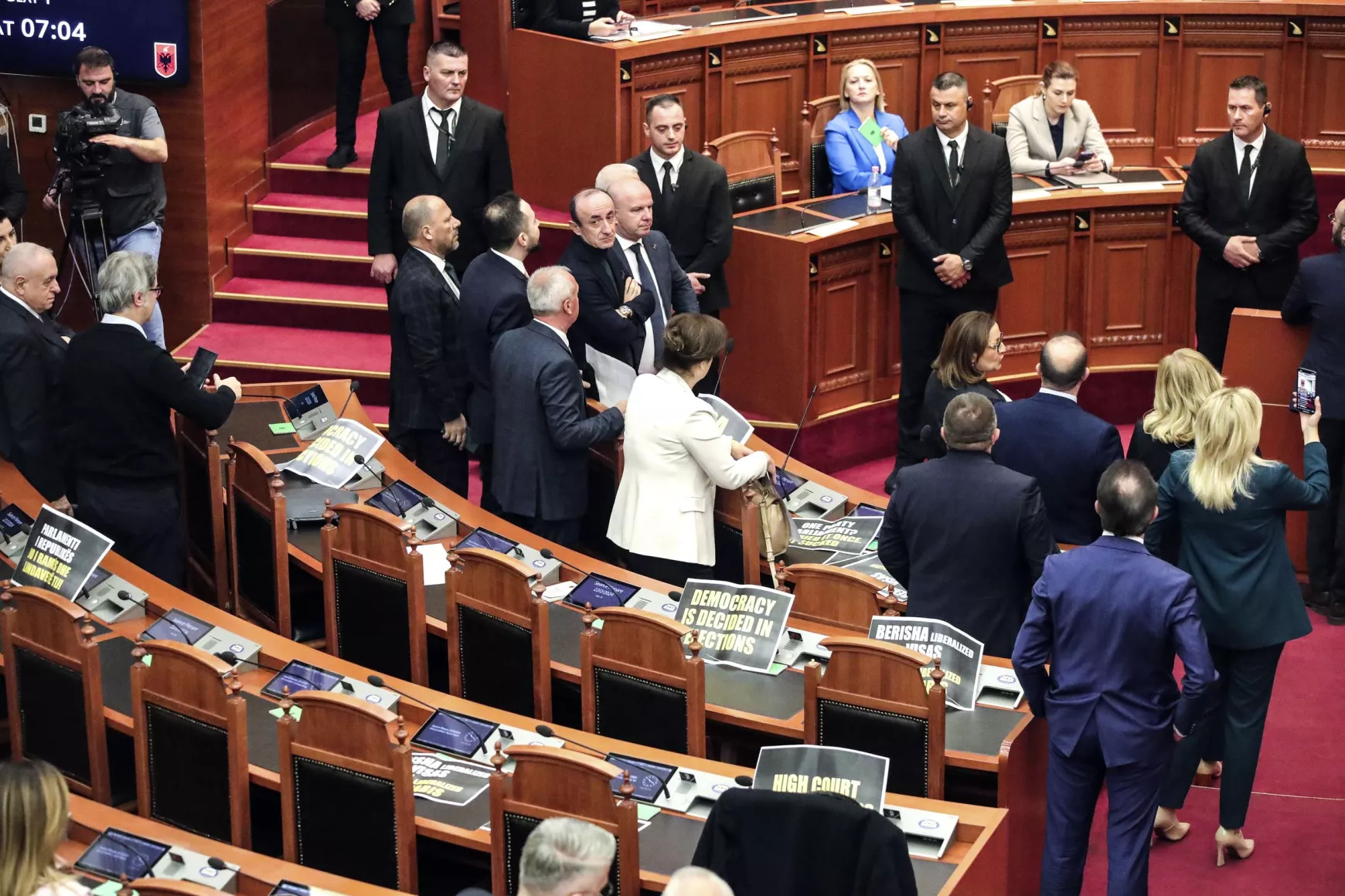 migránsbefogadó táborok Albánia parlament