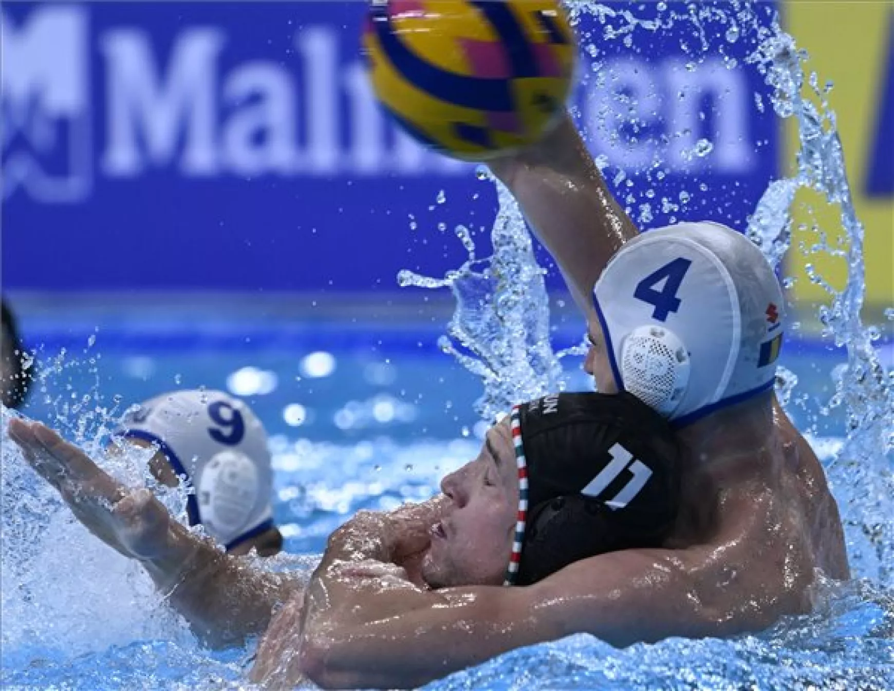 Jansik Szilárd (j2) és a román Tudor-Andrei Fulea (j) a férfi vízilabdatorna csoportkörének 1. fordulójában játszott Románia - Magyarország mérkőzésen a dohai vizes világbajnokságon