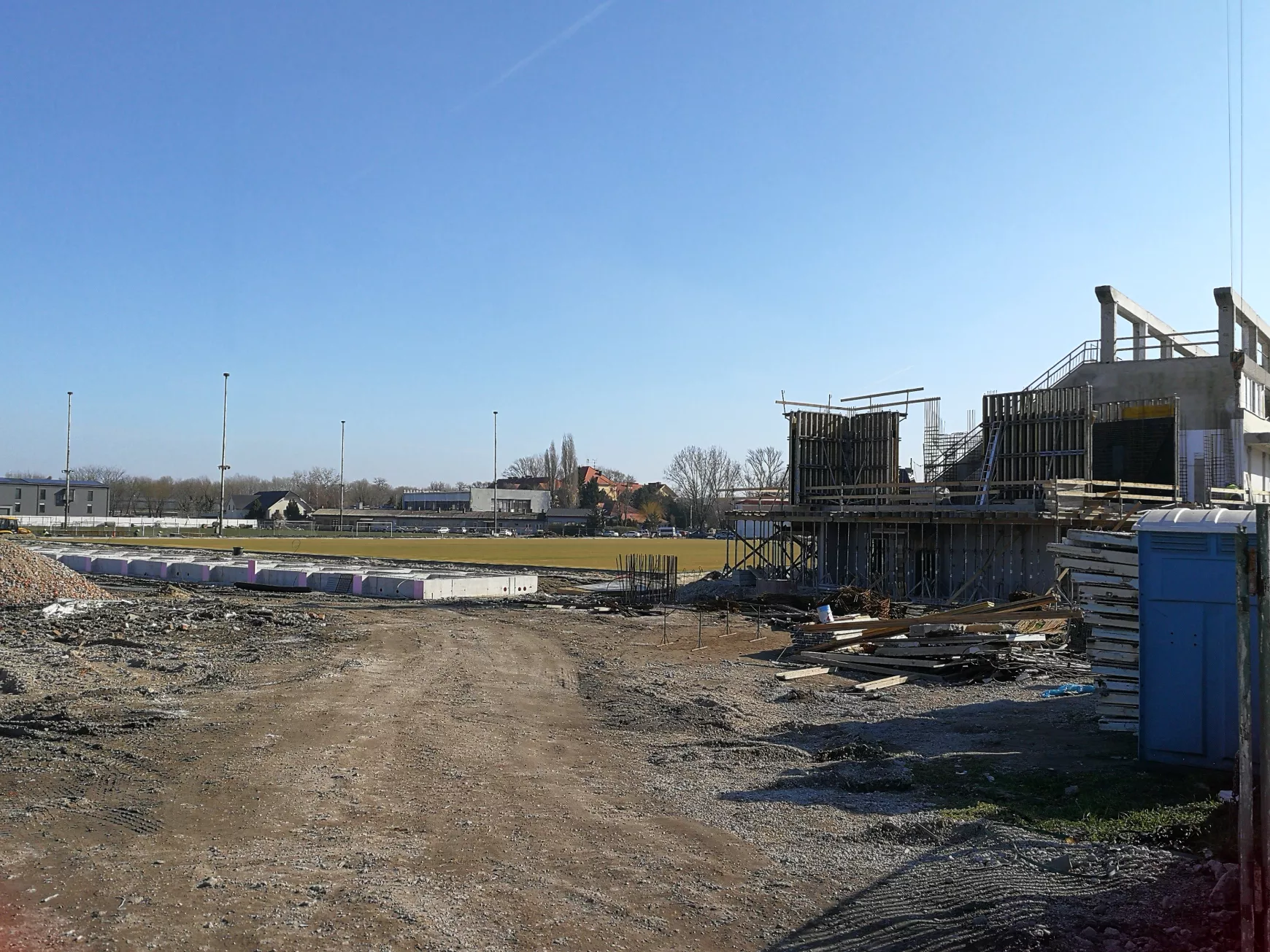 Legkésőbb szeptember végéig elkészülhet a komáromi stadion - KÉPEKKEL