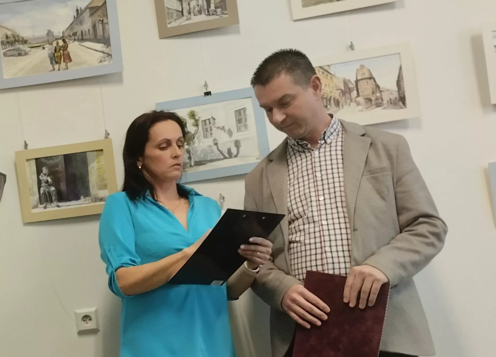 Pásztor Denisza könyvtáros és Bolya Szabolcs polgármester