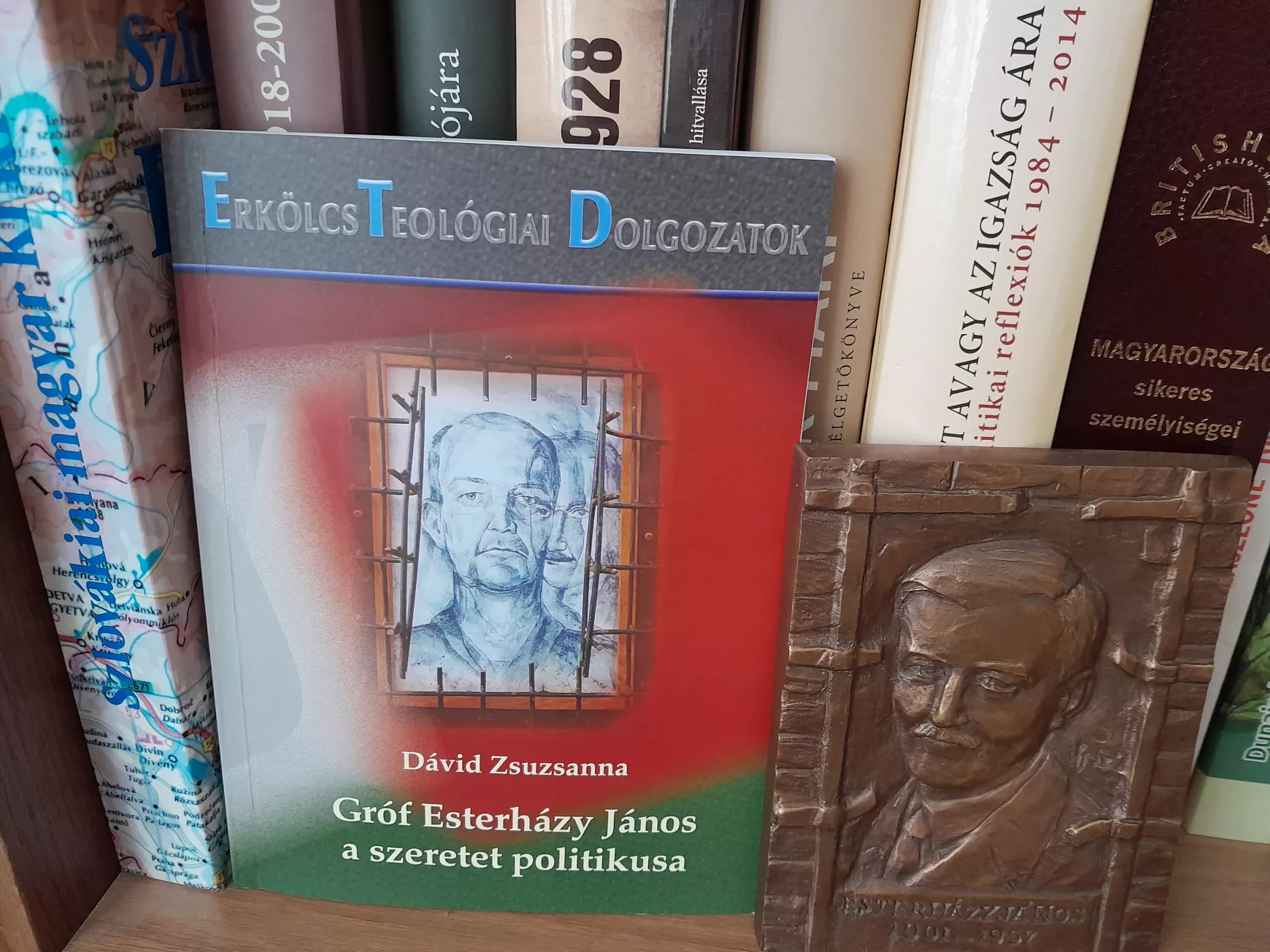 Dávid Zsuzsanna - Gróf Esterházy János a szeretet politikusa