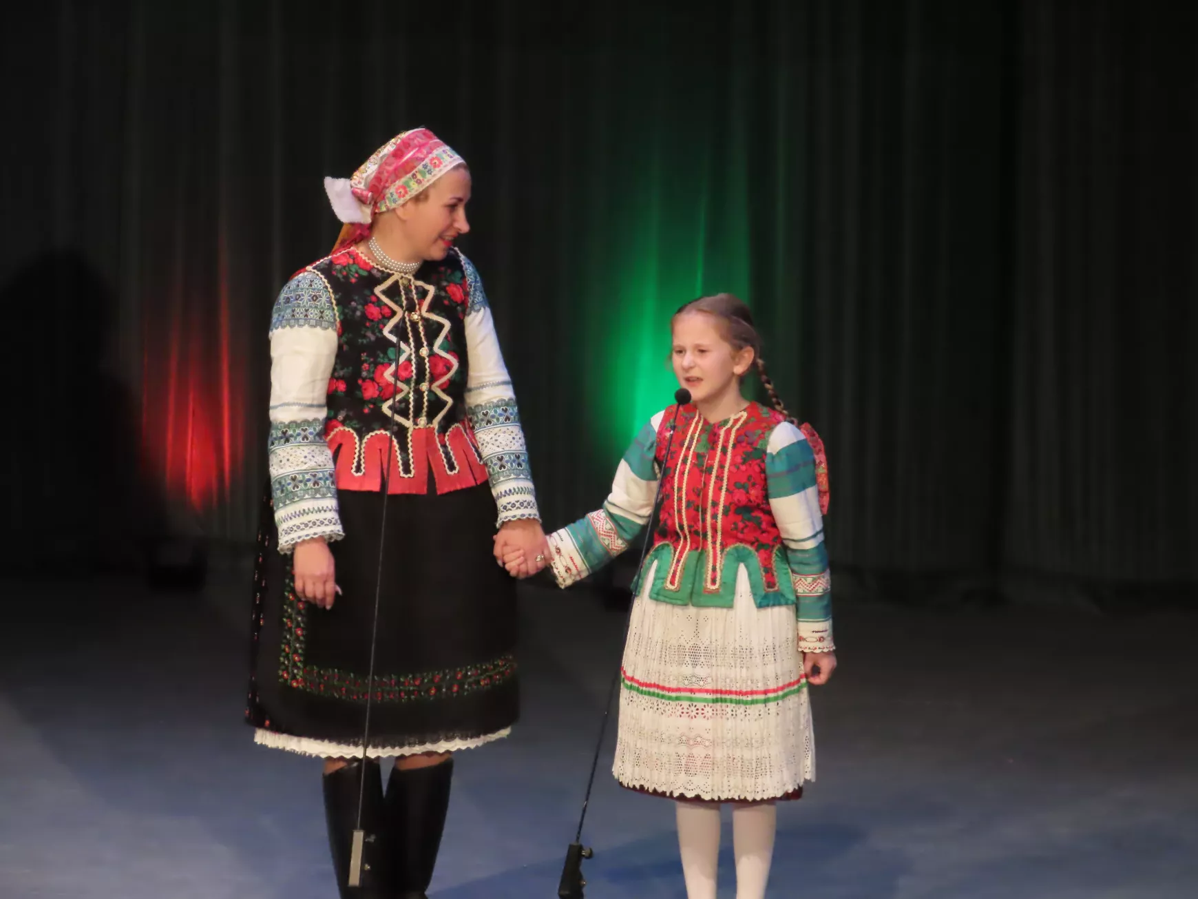 Érsekújvár - Sándor Marianna népdalénekes, hagyományőrző kislányával Olíviával.