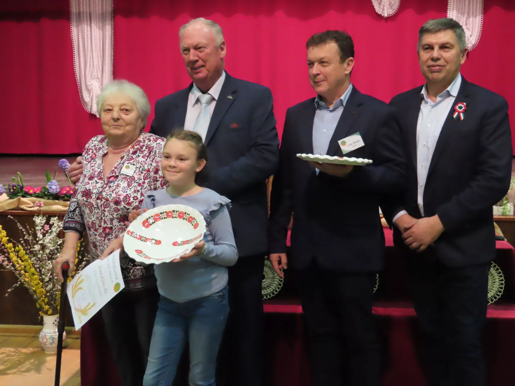 A Kürti Nyugdíjasklub nevében Polák Klára vette át az Aranykőtés díjat
