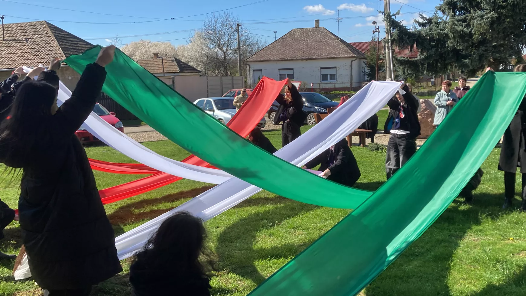 Szemet gyönyörködtető volt a nemzeti lobogós táncjáték