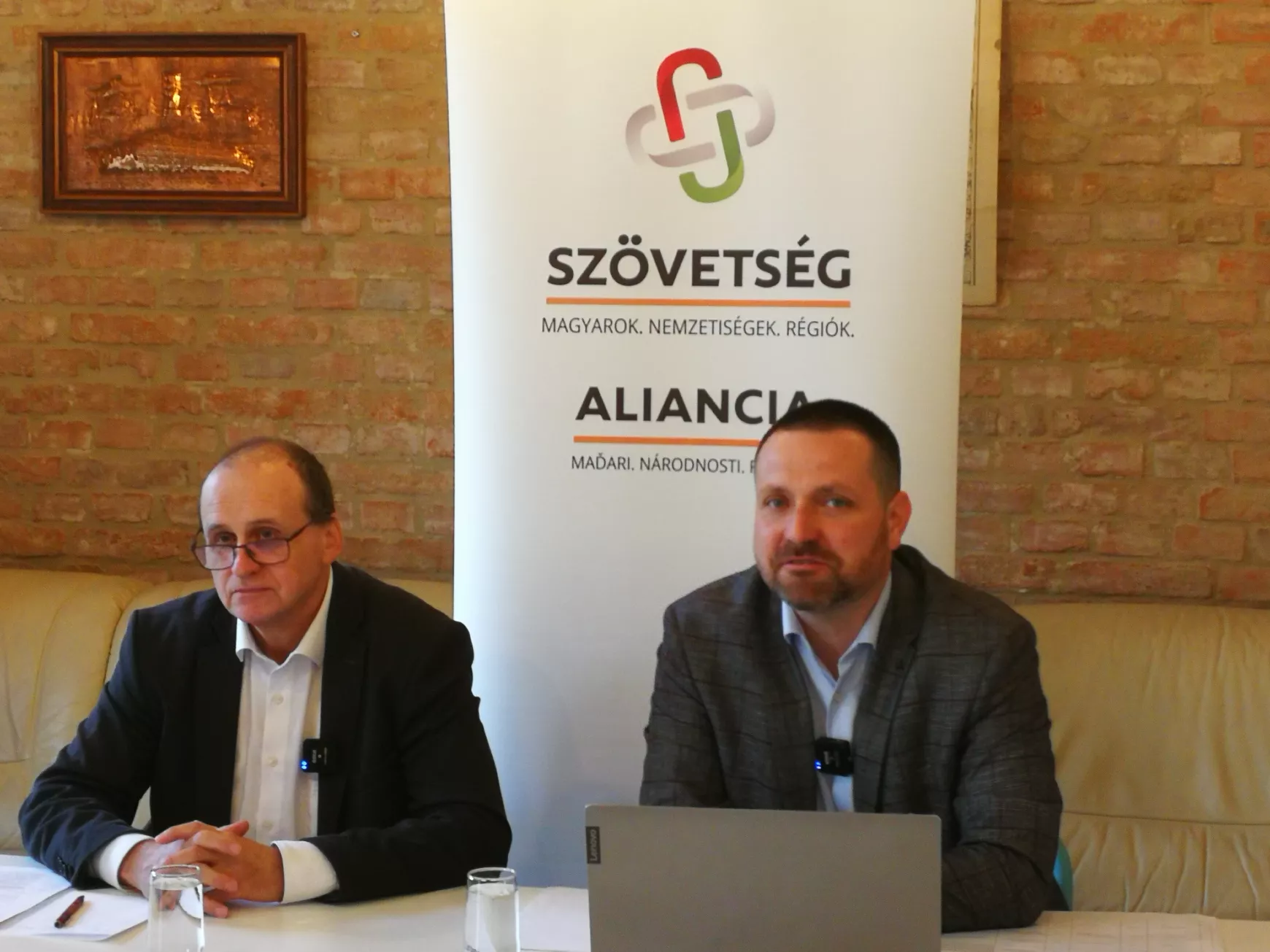 Örömteli pénz- és díjosztásról, némi ürömmel egy közös képviselői sajtótájékoztatón 