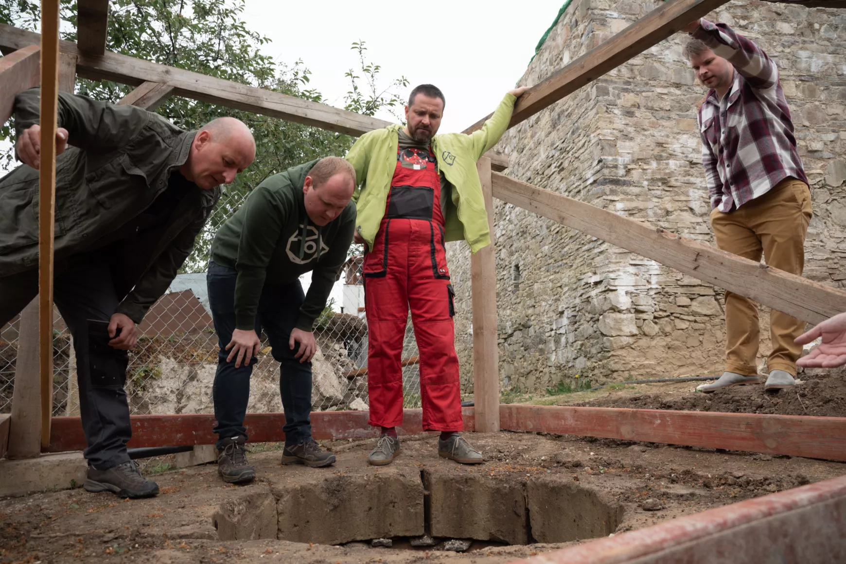 2024-04-24 Királyhelmec, Csonkavár, kút, kútfeltárás