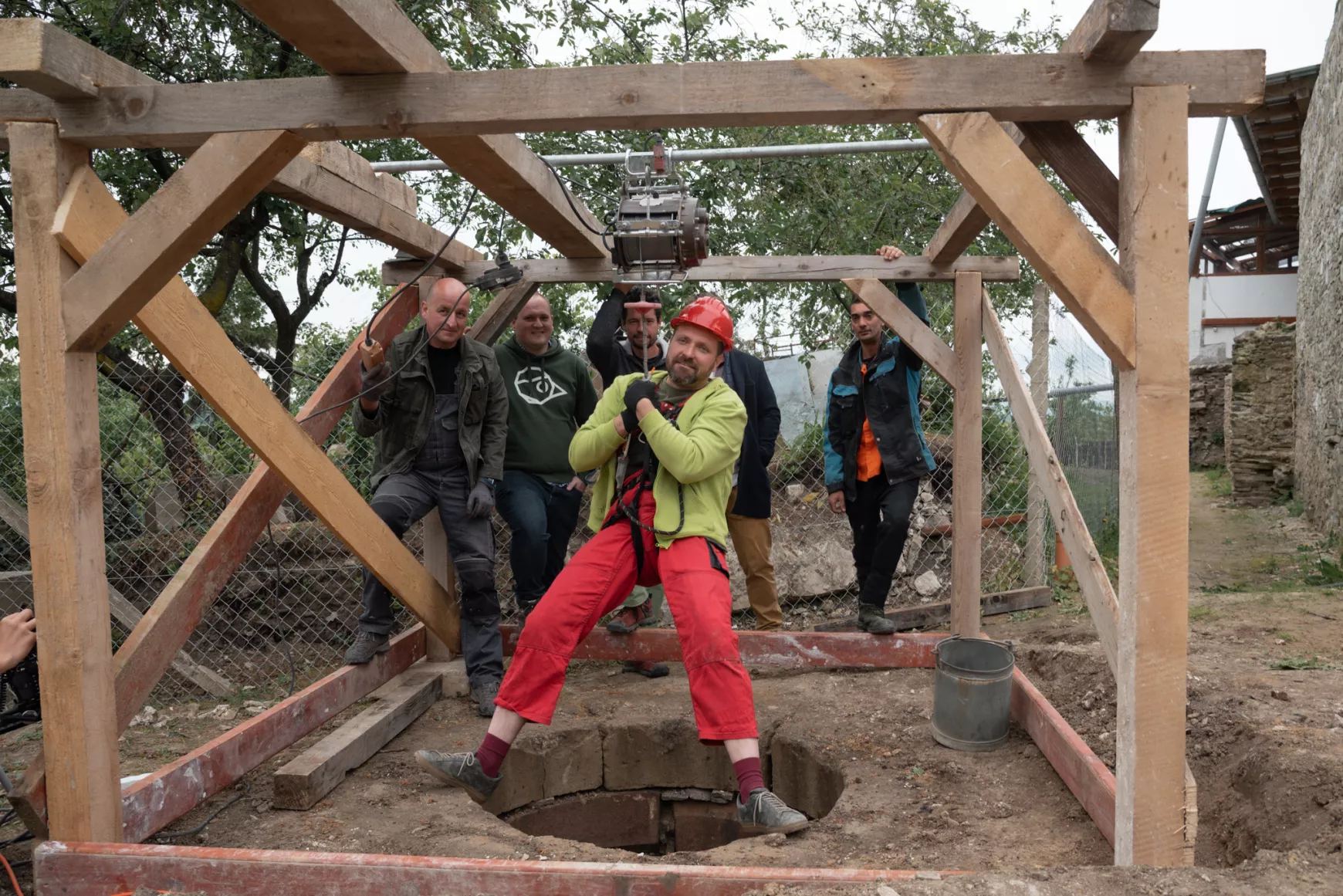 2024-04-24 Királyhelmec, Csonkavár, kút, kútfeltárás