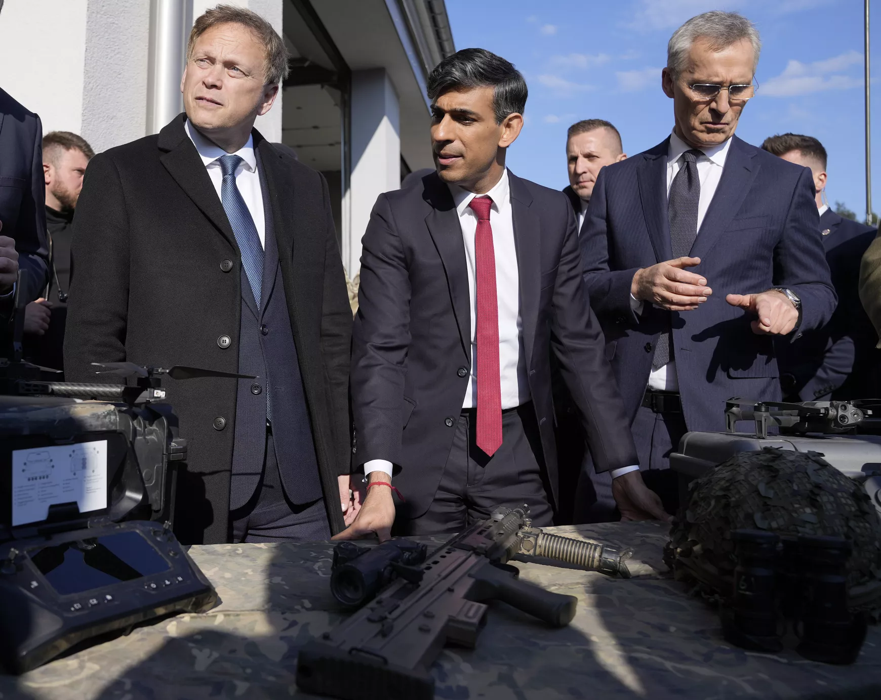 Rishi Sunak, Jens Stoltenberg és Grant Shapps  