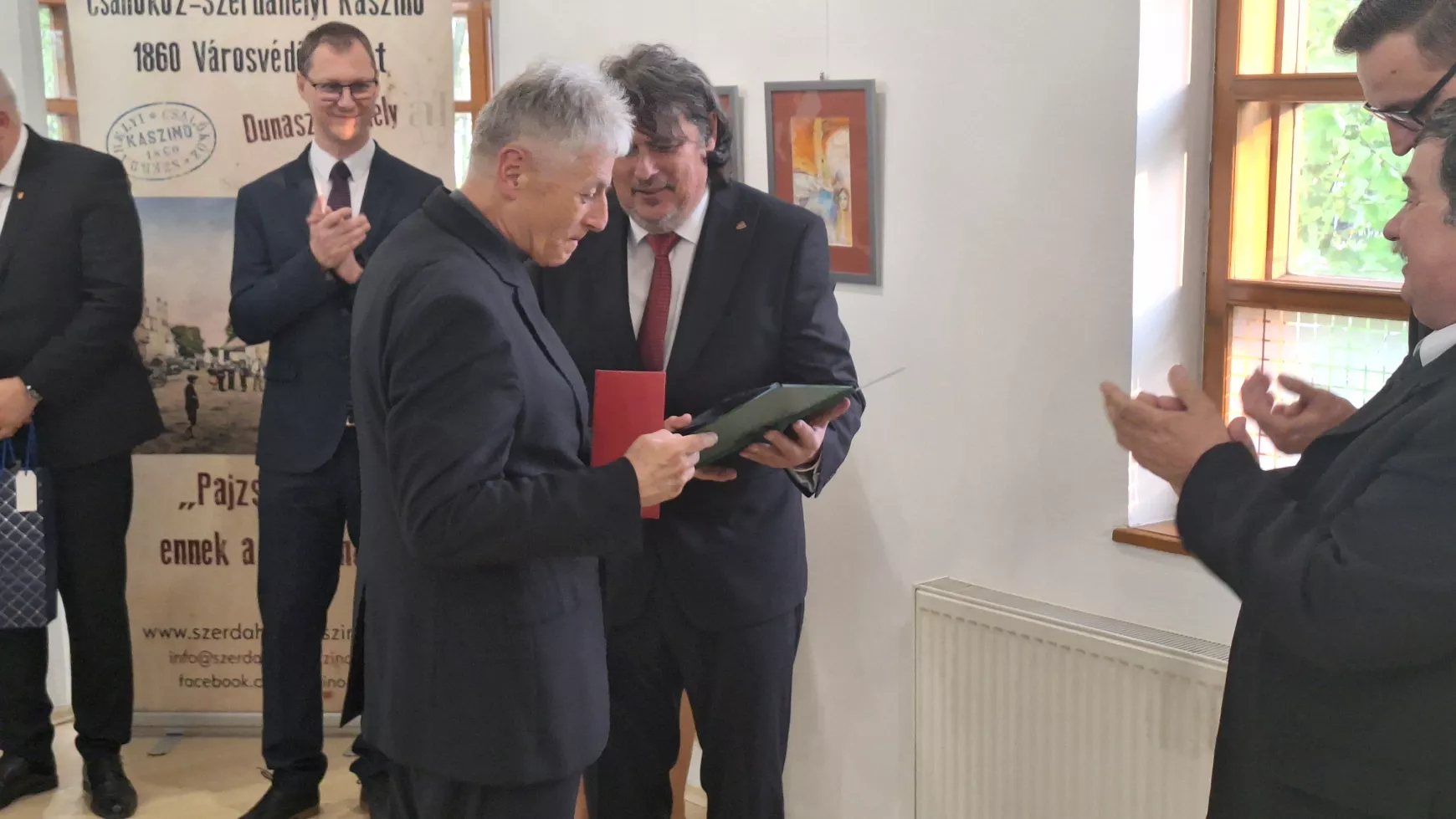 szakal-laszlo-janos-atveszi-a-dijat