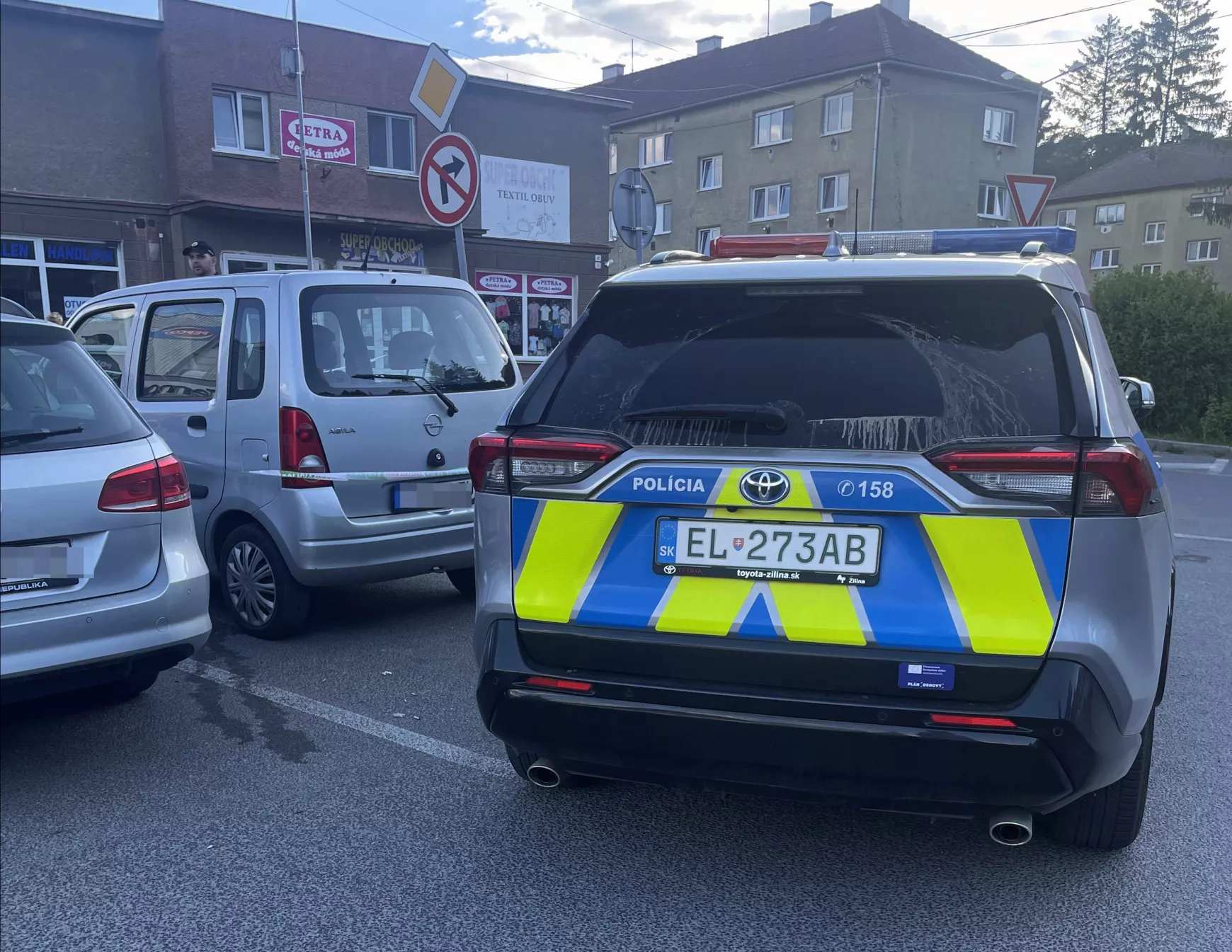 rendőrautó a lövöldözés helyszínén