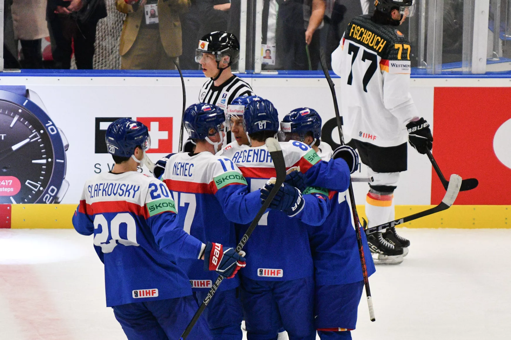 Juraj Slafkovský, Šimon Nemec, Martin Fehérváry és Pavol Regenda gólöröme