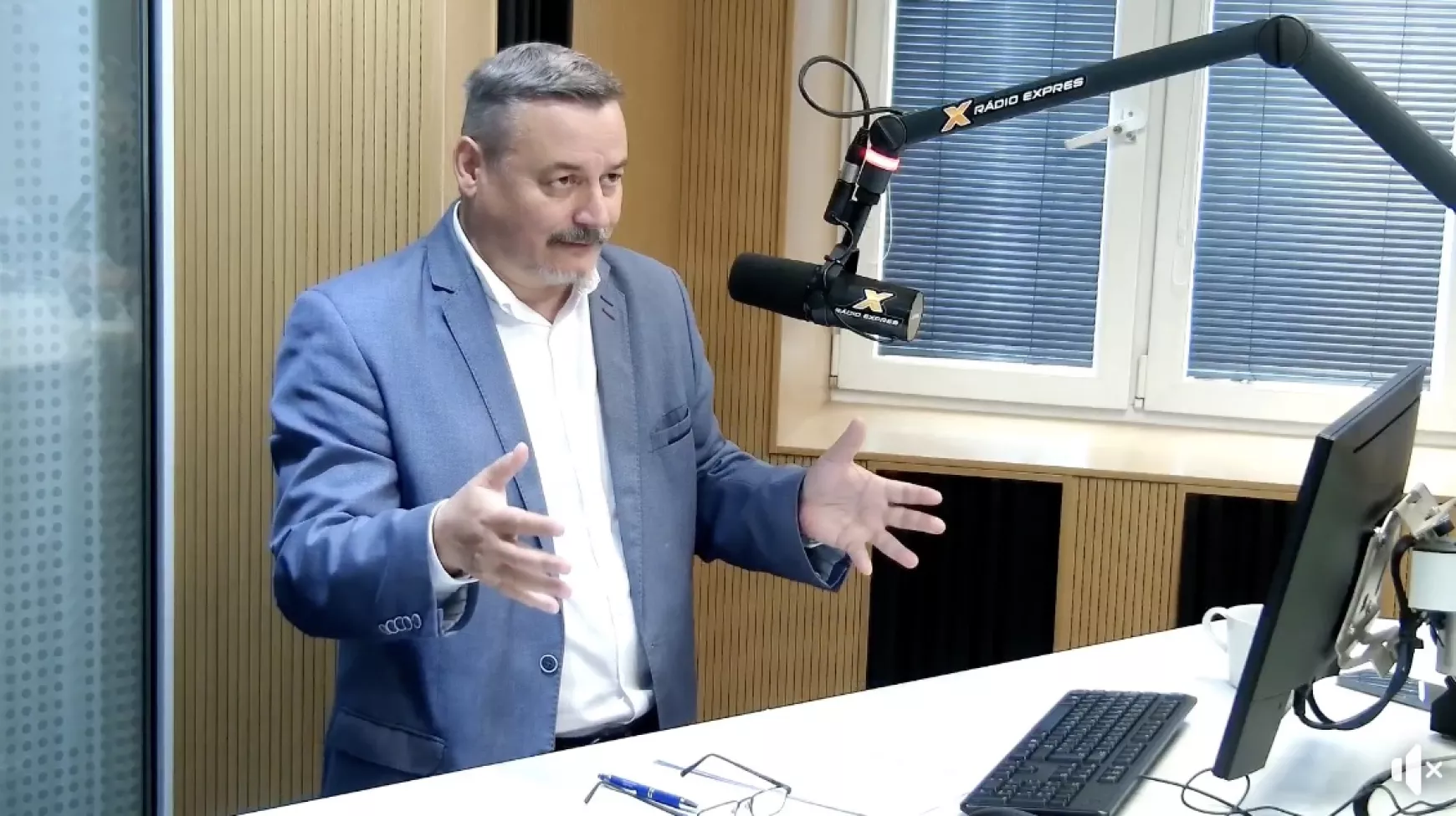 Berényi József a Rádio Expres stúdiójában