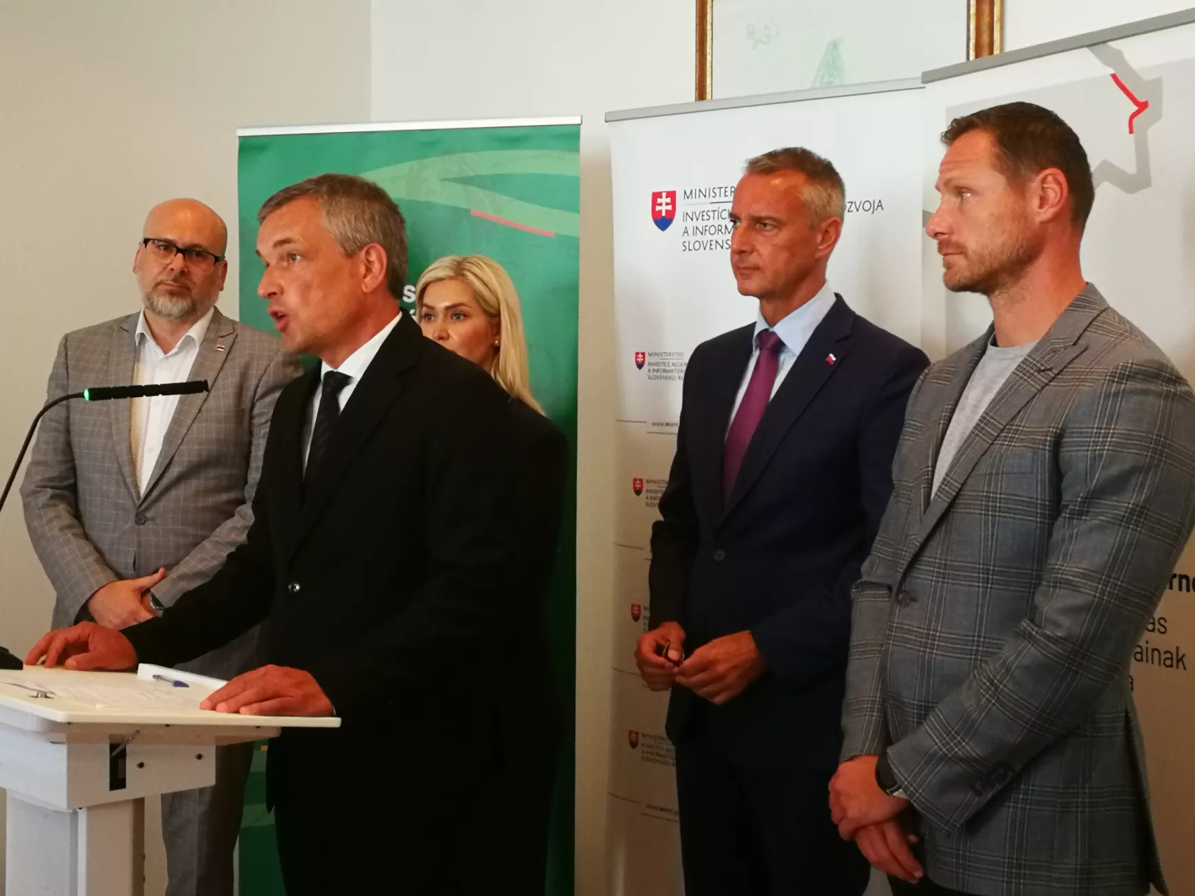Raši miniszter Komáromban: bő 20 millió eurós támogatással a biztonságosabb és korszerűbb településekért