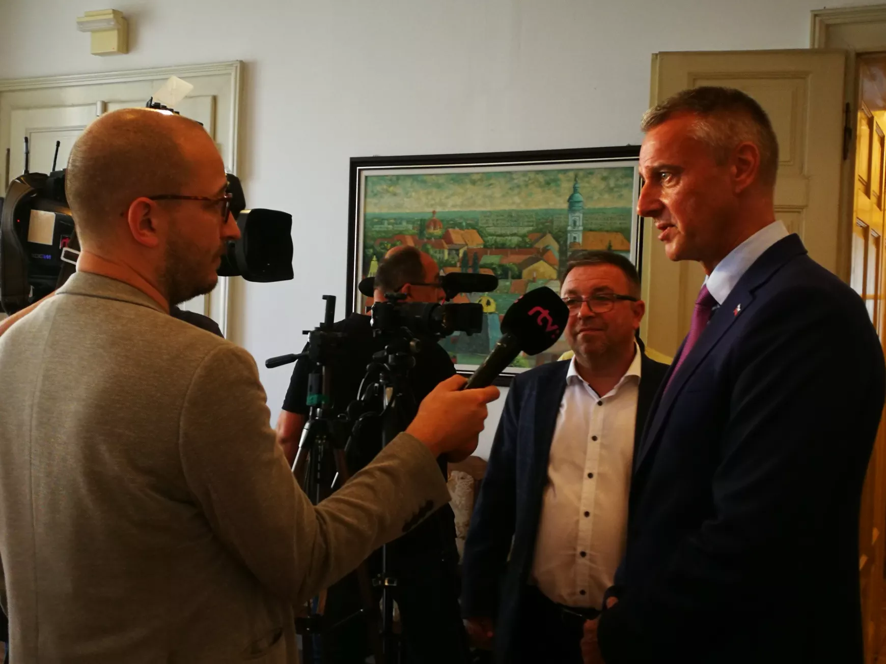 Raši miniszter Komáromban: bő 20 millió eurós támogatással a biztonságosabb és korszerűbb településekért