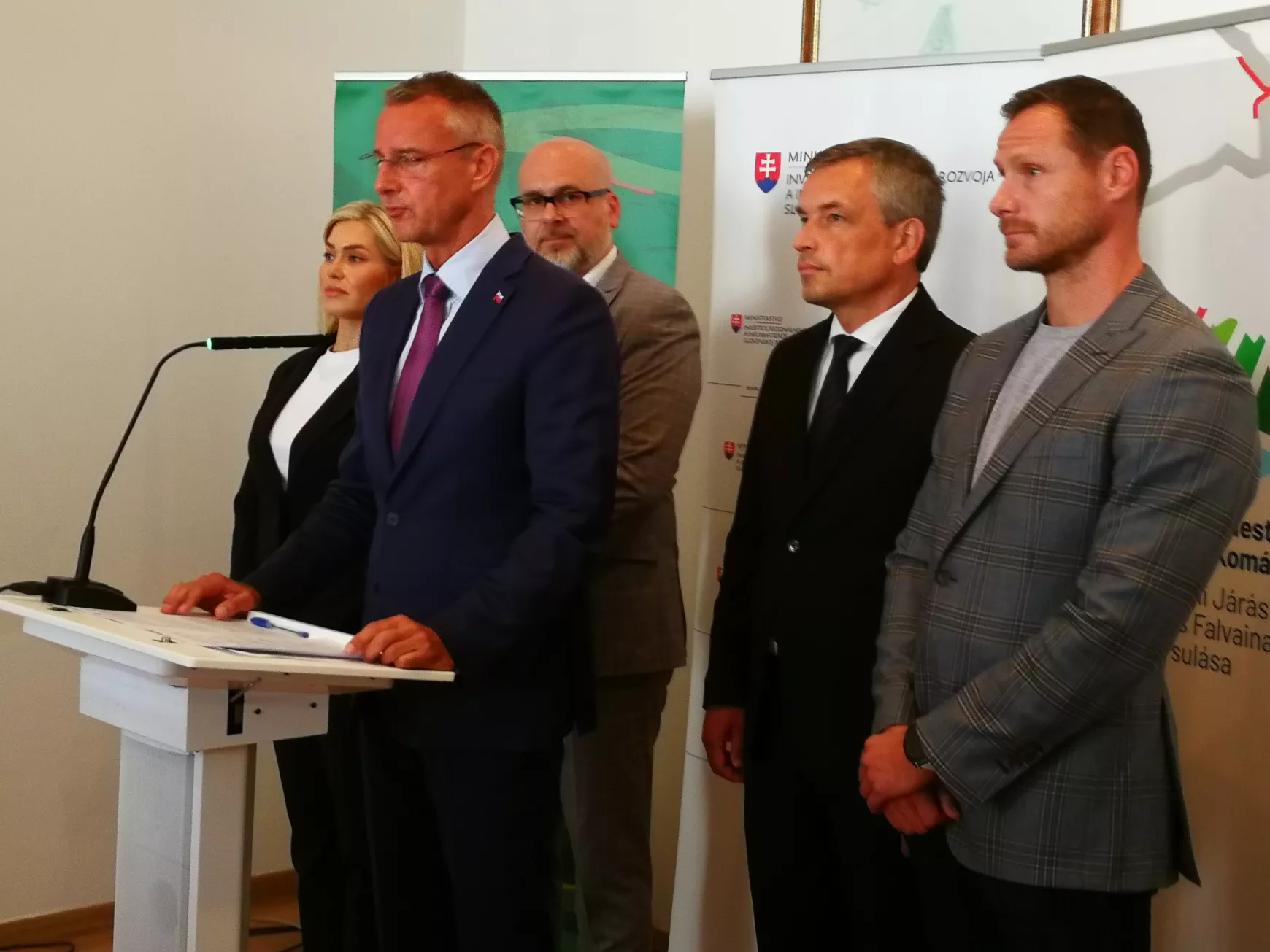 Raši miniszter Komáromban: bő 20 millió eurós támogatással a biztonságosabb és korszerűbb településekért