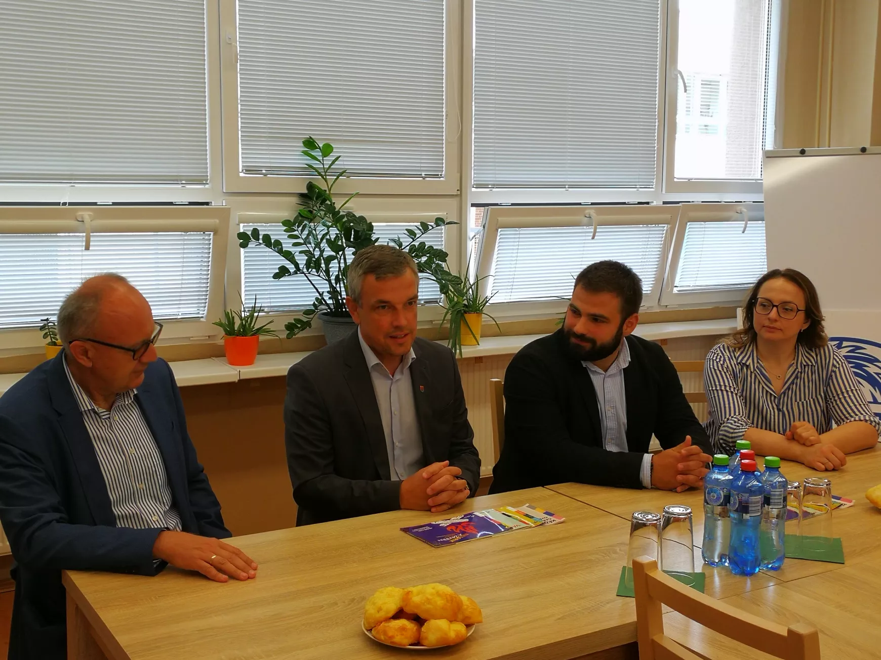 A Bűvösvölgy médiaértés-oktató központ csapata Komáromban tart diákfoglalkozásokat - KÉPEKKEL