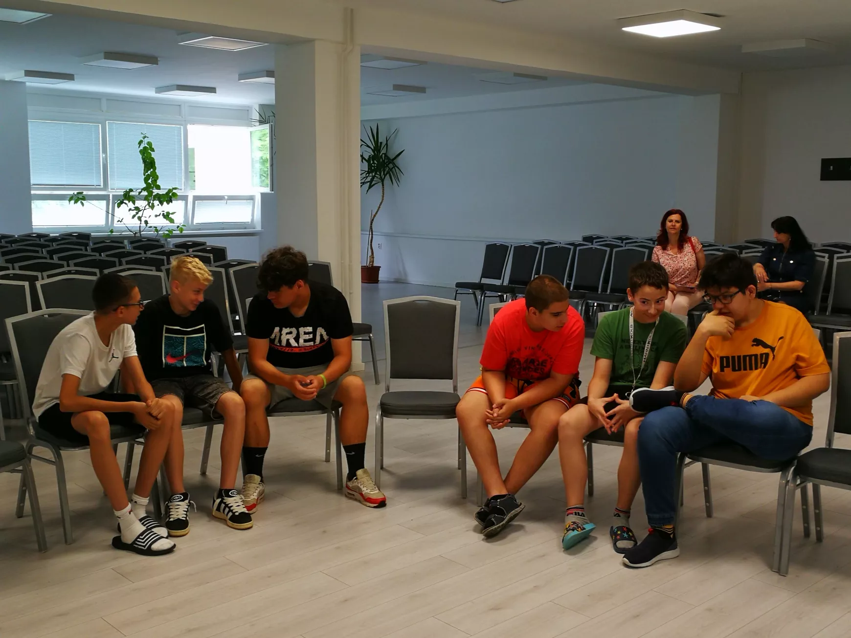 A Bűvösvölgy médiaértés-oktató központ csapata Komáromban tart diákfoglalkozásokat - KÉPEKKEL