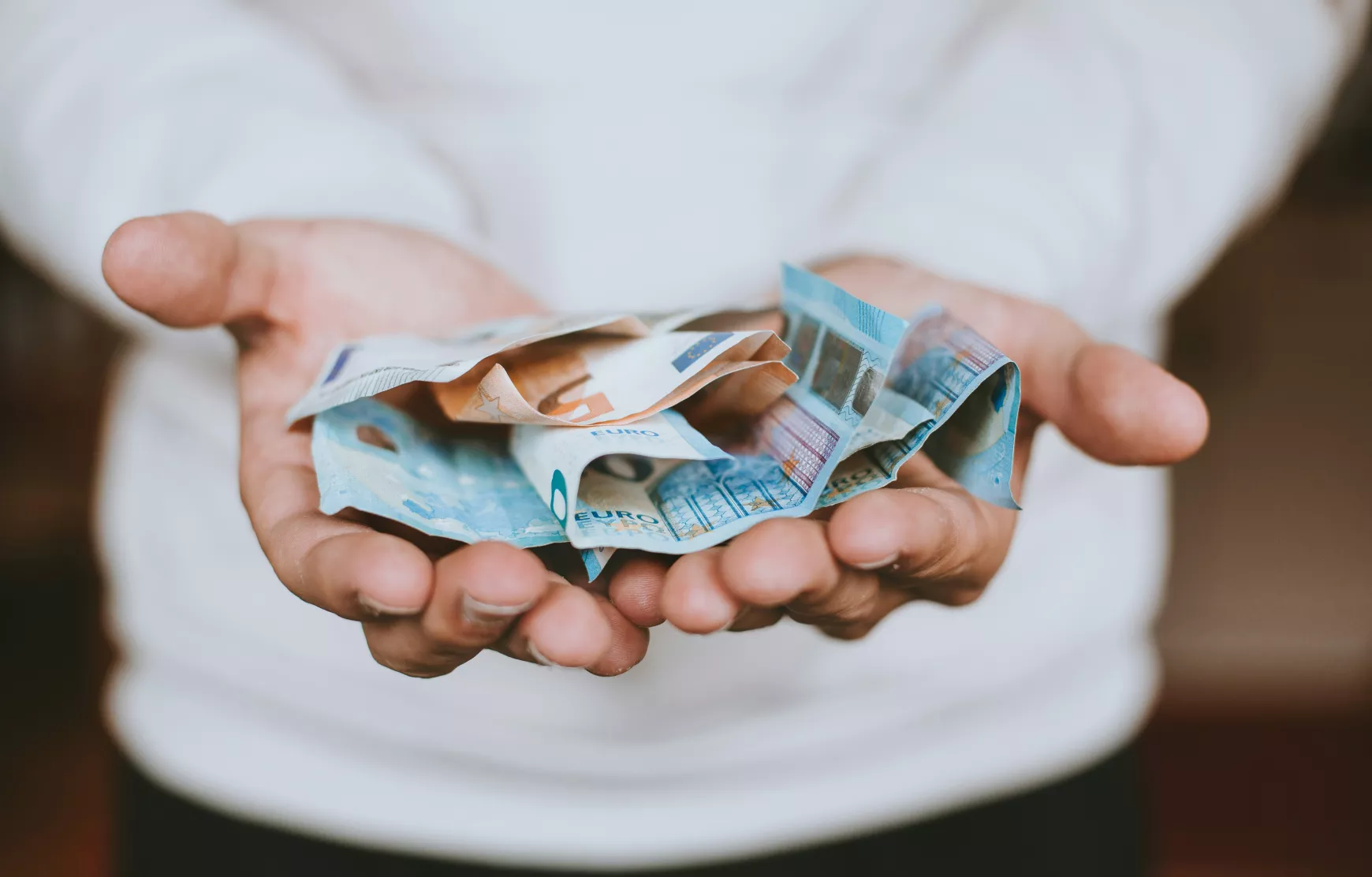 euró bankjegyek kézben - illusztráció