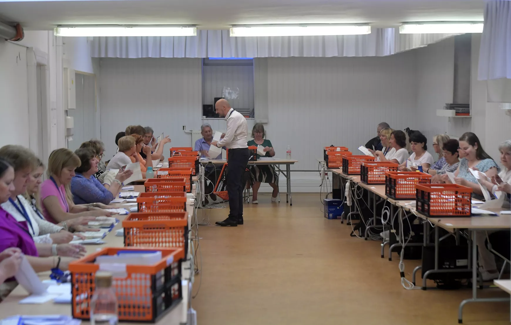 Az európai parlamenti (EP-) választások levélszavazatainak kézi számolása a szavazóhelyiségek bezárása után a Nemzeti Választási Központban