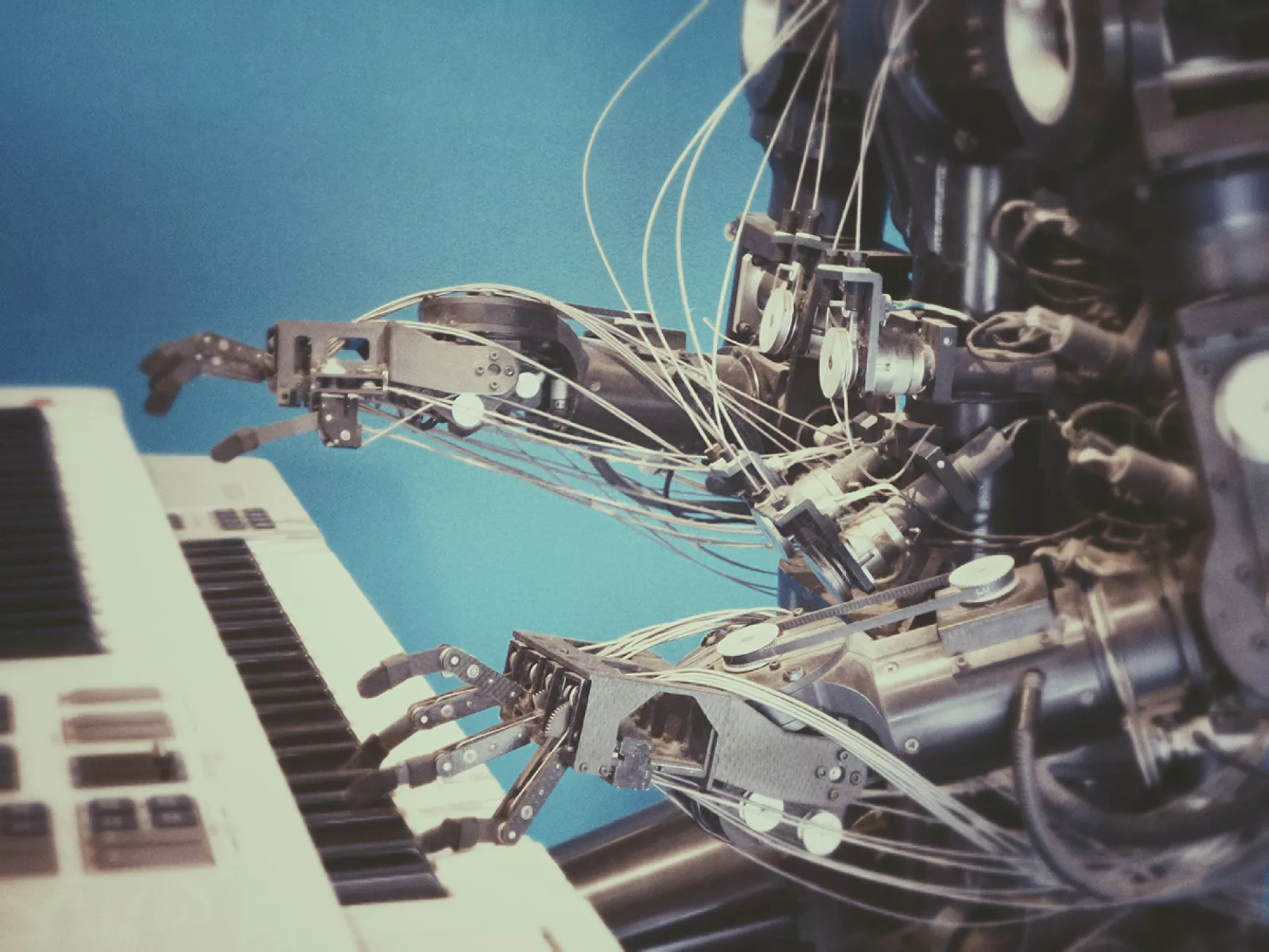 robot a szintetizátornál