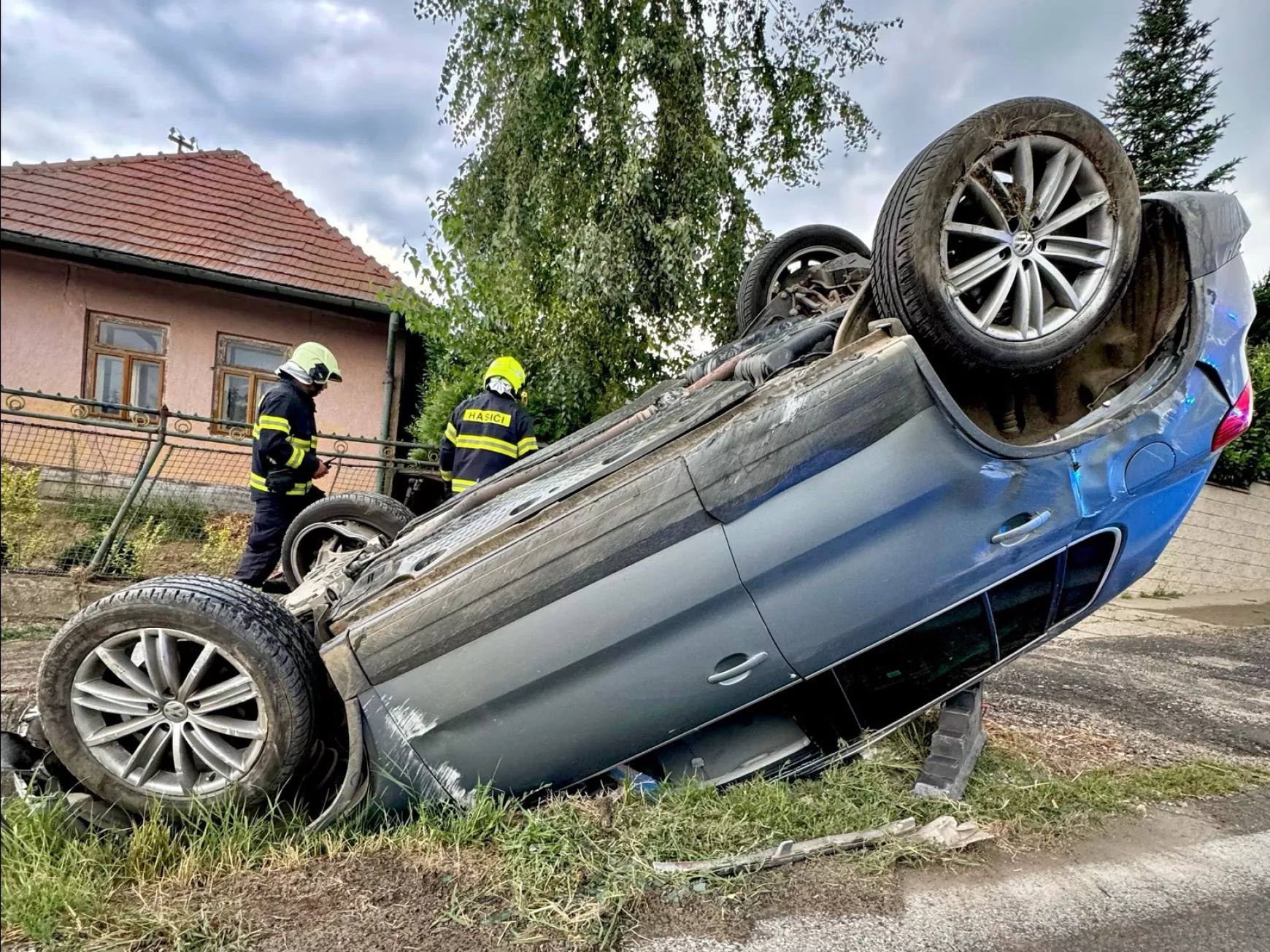 felborult autó