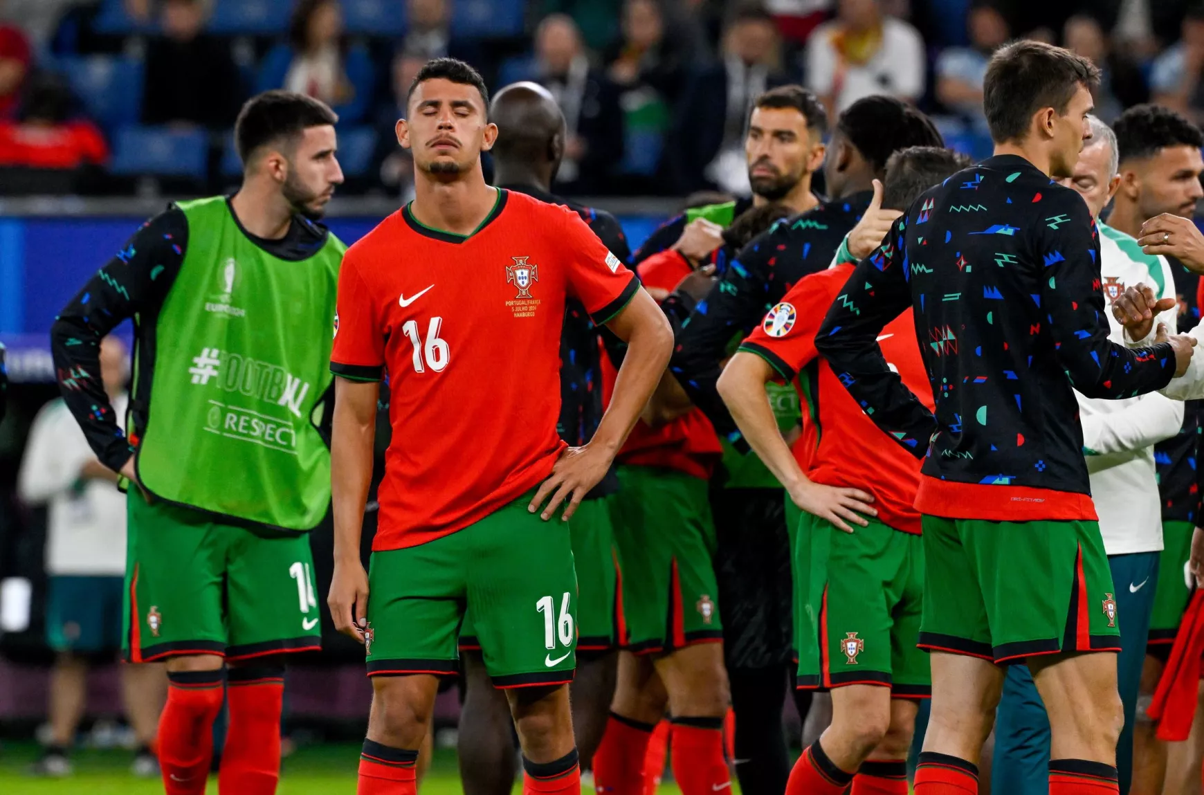 A portugál csapat tagjai, miután kikaptak Franciaországtól a 2024-es németországi labdarúgó Európa-bajnokság negyeddöntőjében.