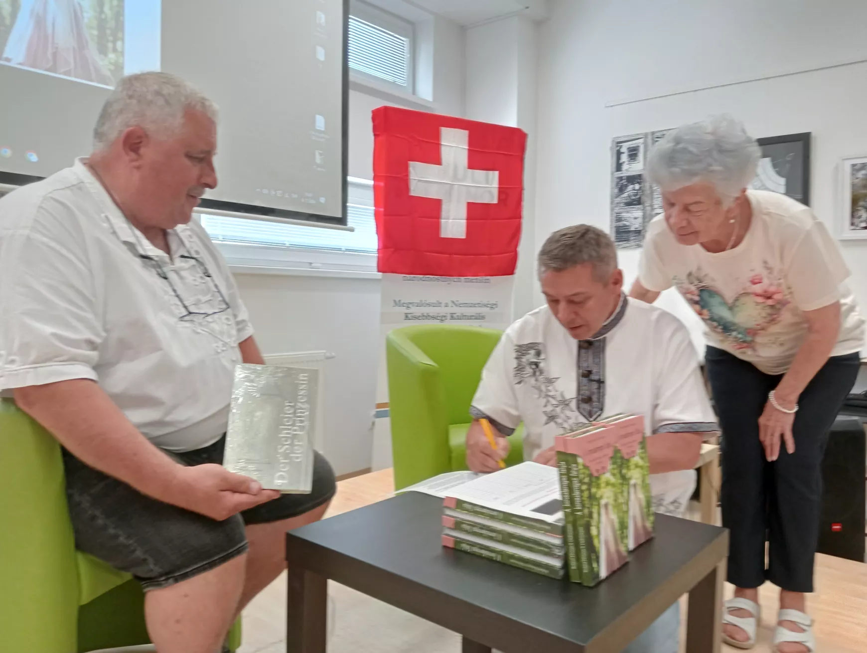 Hiánypótló könyv bemutatója aláírásgyűjtéssel, Komáromban - KÉPEKKEL