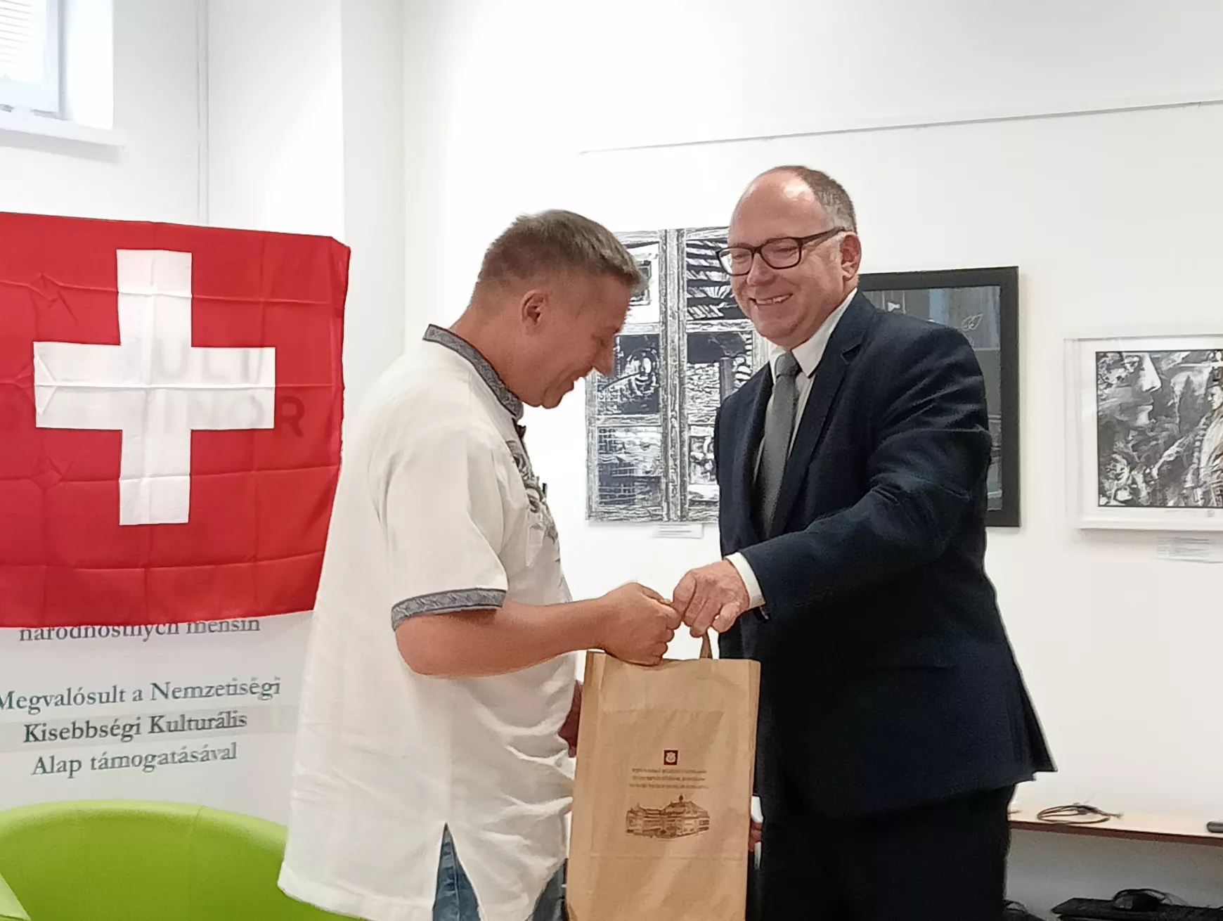 Hiánypótló könyv bemutatója aláírásgyűjtéssel, Komáromban - KÉPEKKEL
