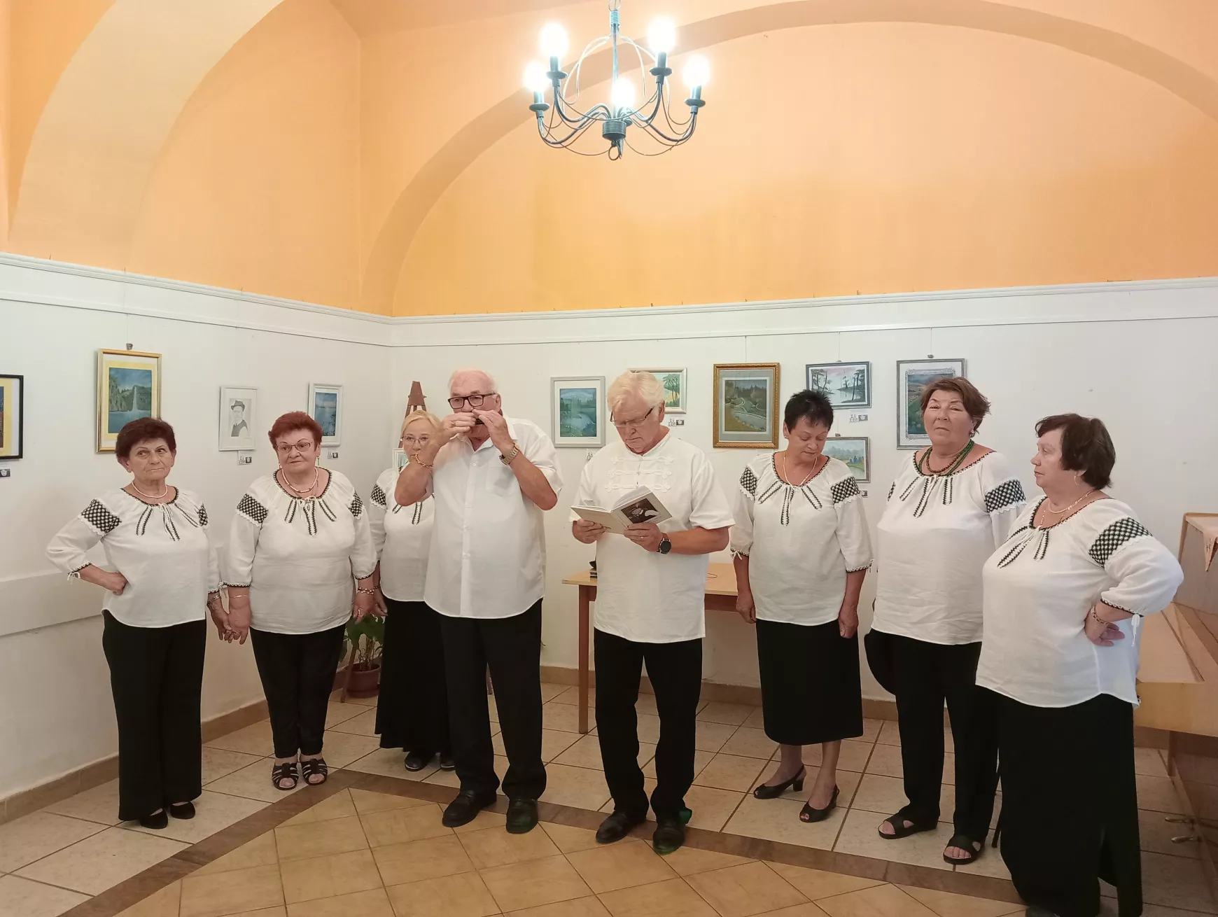 Jekaterina a smirgliképeivel is a harmónia oázisává varázsolta a komáromi Csemadok Galériát - KÉPEKKEL