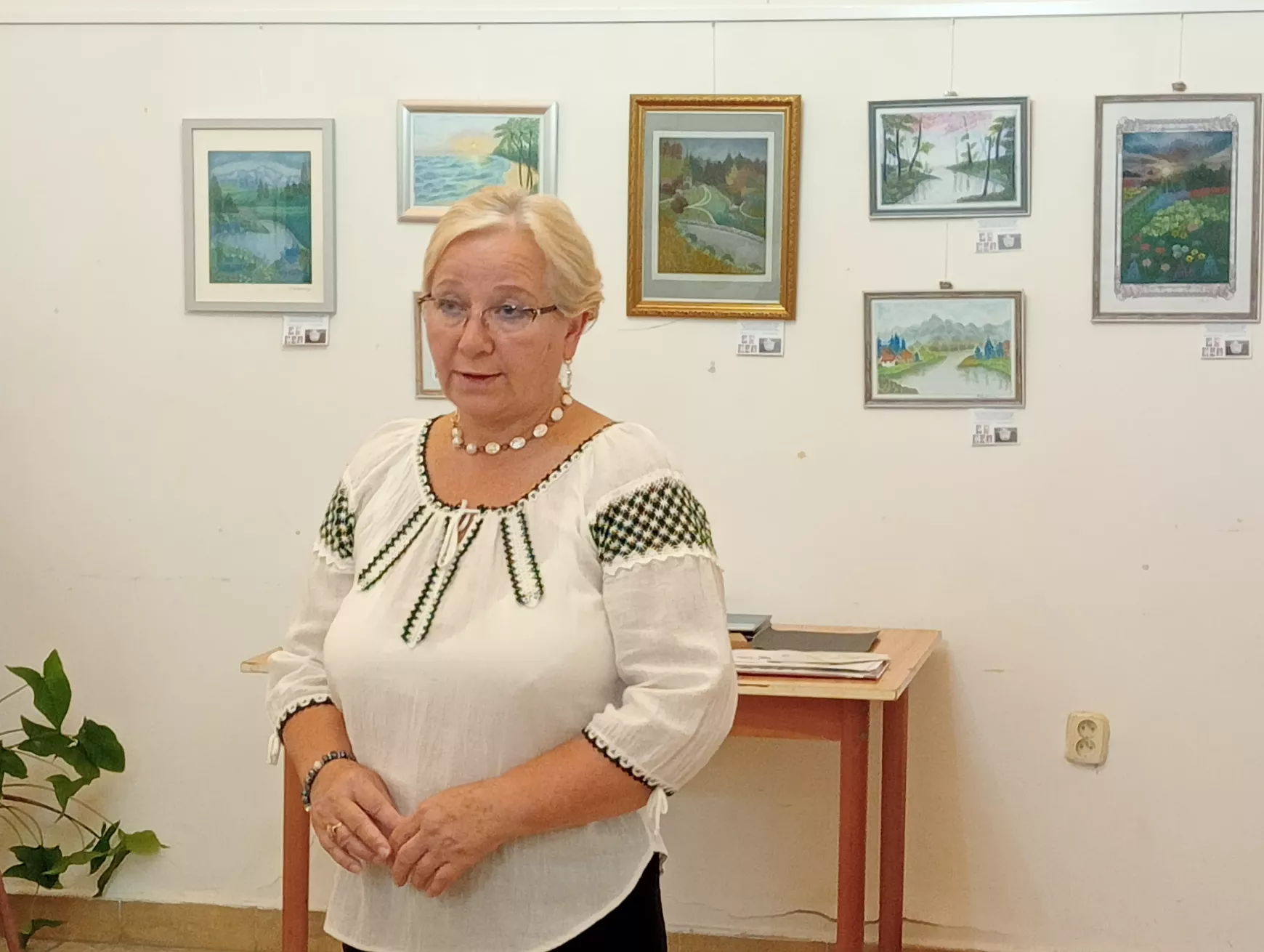 Jekaterina a smirgliképeivel is a harmónia oázisává varázsolta a komáromi Csemadok Galériát - KÉPEKKEL