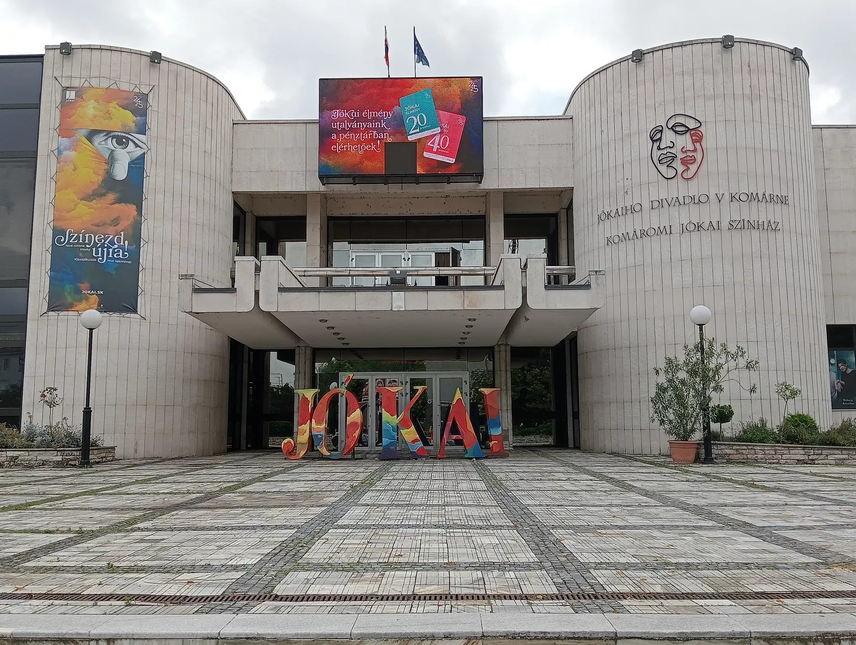 A Komáromi Jókai Színház épülete.